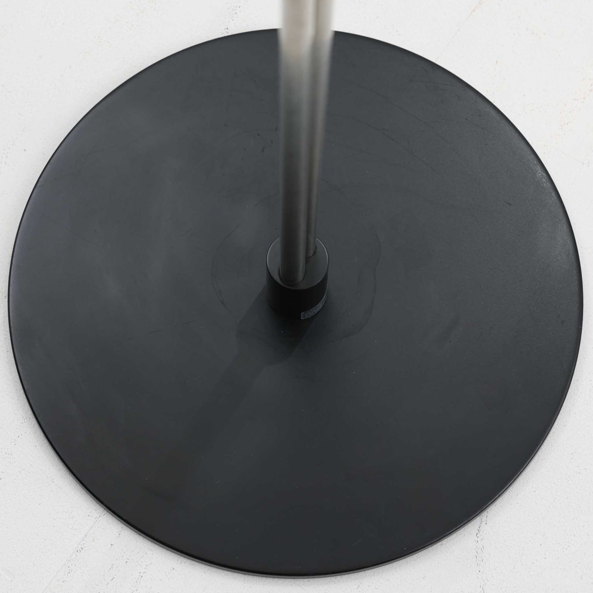 Christian Hvidtによってデザインされ、Le Klint社から発表されたフロアランプModel 323です。スチール製のシャープなフレームに、手作業で折り込まれたプリーツシェードを組み合わせた構成が特徴で、北欧デザインらしいシンプルかつ機能的な美しさを備えています。高さ135cmのバランスの良いサイズ感で、リビングや書斎に柔らかな光を届けます。角度調整可能なアームは使い勝手に優れ、読書灯や間接照明としても重宝するビンテージ品です。