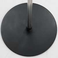 Christian Hvidtによってデザインされ、Le Klint社から発表されたフロアランプModel 323です。スチール製のシャープなフレームに、手作業で折り込まれたプリーツシェードを組み合わせた構成が特徴で、北欧デザインらしいシンプルかつ機能的な美しさを備えています。高さ135cmのバランスの良いサイズ感で、リビングや書斎に柔らかな光を届けます。角度調整可能なアームは使い勝手に優れ、読書灯や間接照明としても重宝するビンテージ品です。