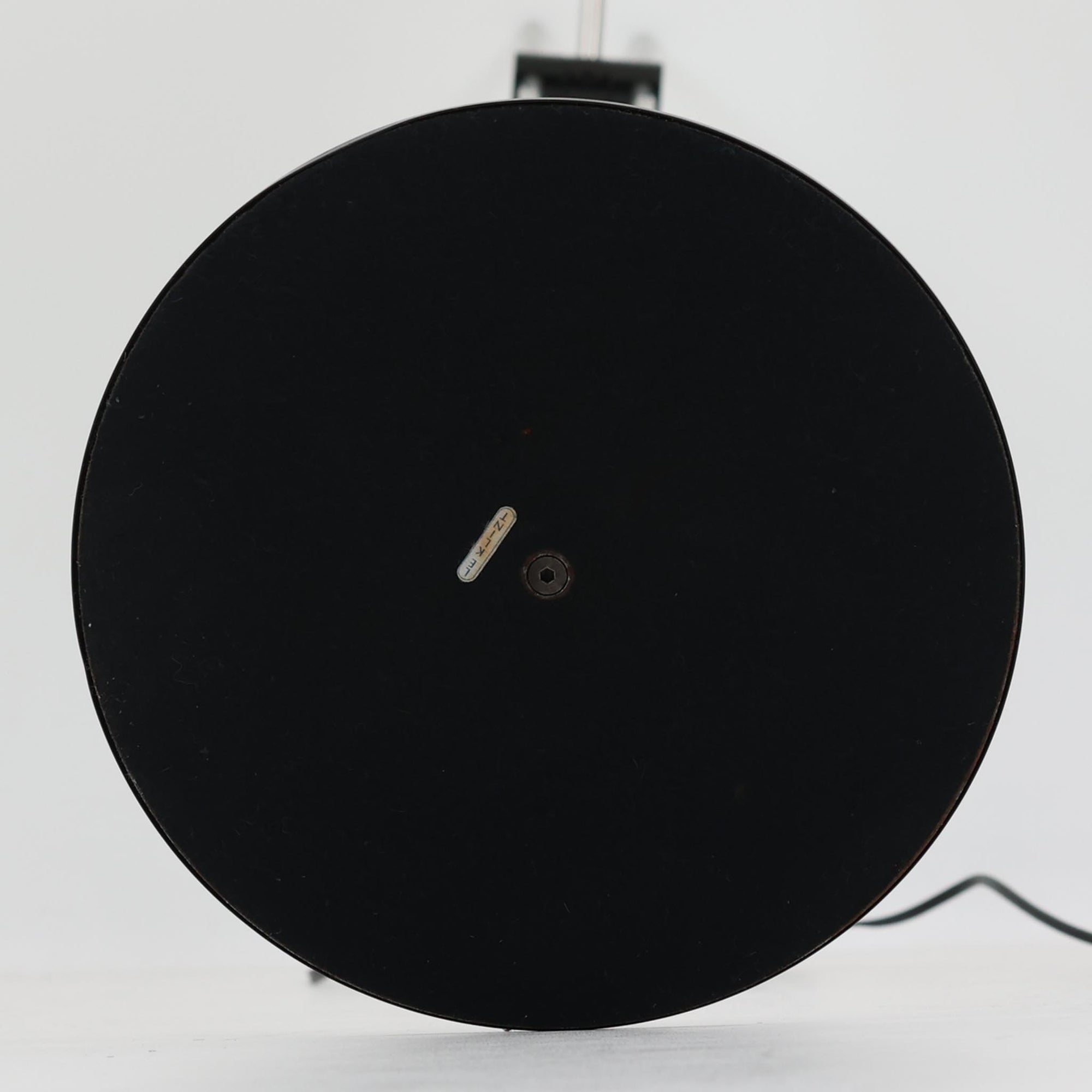 Christian Hvidtによってデザインされ、Le Klint社から発表されたフロアランプModel 323です。スチール製のシャープなフレームに、手作業で折り込まれたプリーツシェードを組み合わせた構成が特徴で、北欧デザインらしいシンプルかつ機能的な美しさを備えています。高さ135cmのバランスの良いサイズ感で、リビングや書斎に柔らかな光を届けます。角度調整可能なアームは使い勝手に優れ、読書灯や間接照明としても重宝するビンテージ品です。