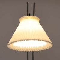 Christian Hvidtによってデザインされ、Le Klint社から発表されたフロアランプModel 323です。スチール製のシャープなフレームに、手作業で折り込まれたプリーツシェードを組み合わせた構成が特徴で、北欧デザインらしいシンプルかつ機能的な美しさを備えています。高さ135cmのバランスの良いサイズ感で、リビングや書斎に柔らかな光を届けます。角度調整可能なアームは使い勝手に優れ、読書灯や間接照明としても重宝するビンテージ品です。