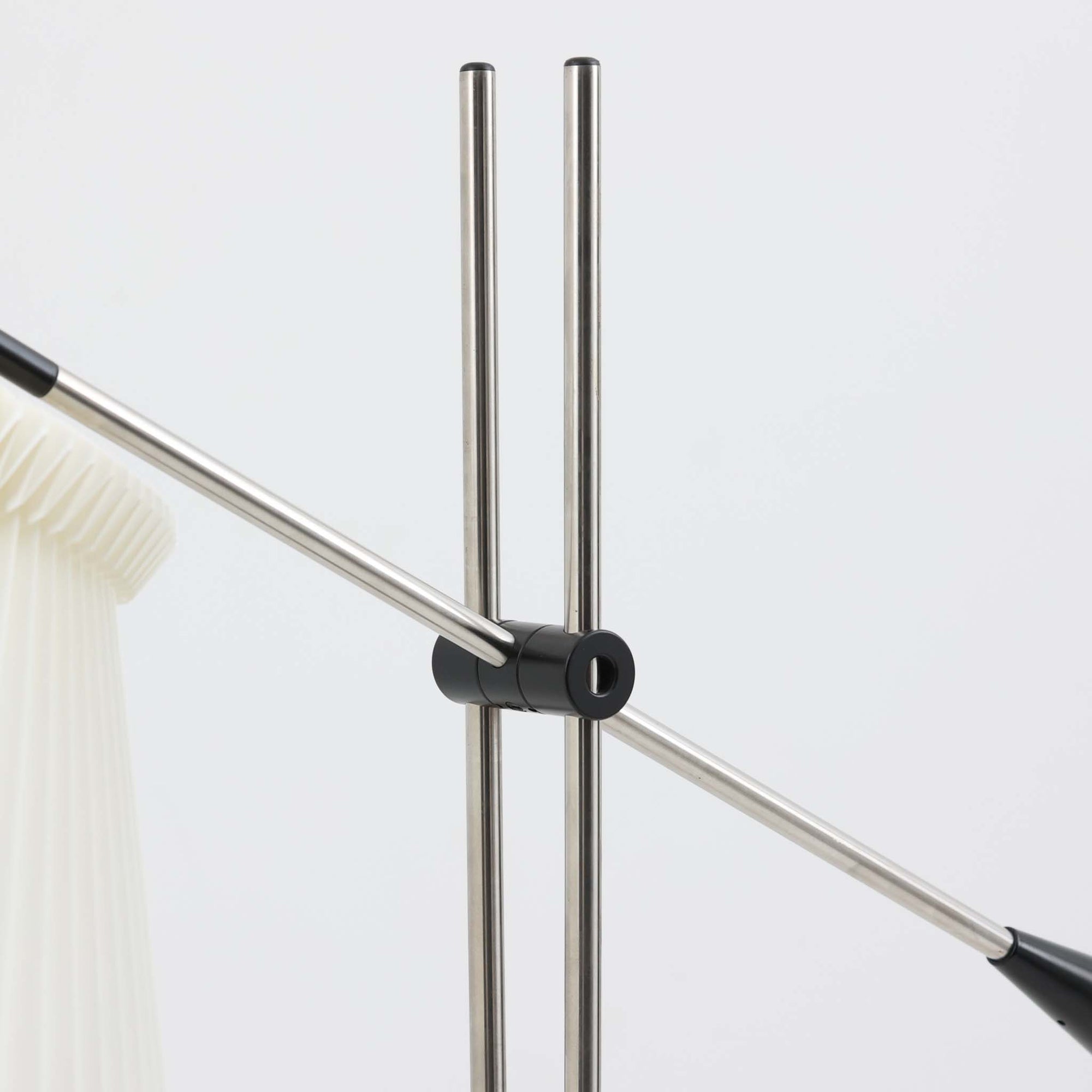 Christian Hvidtによってデザインされ、Le Klint社から発表されたフロアランプModel 323です。スチール製のシャープなフレームに、手作業で折り込まれたプリーツシェードを組み合わせた構成が特徴で、北欧デザインらしいシンプルかつ機能的な美しさを備えています。高さ135cmのバランスの良いサイズ感で、リビングや書斎に柔らかな光を届けます。角度調整可能なアームは使い勝手に優れ、読書灯や間接照明としても重宝するビンテージ品です。