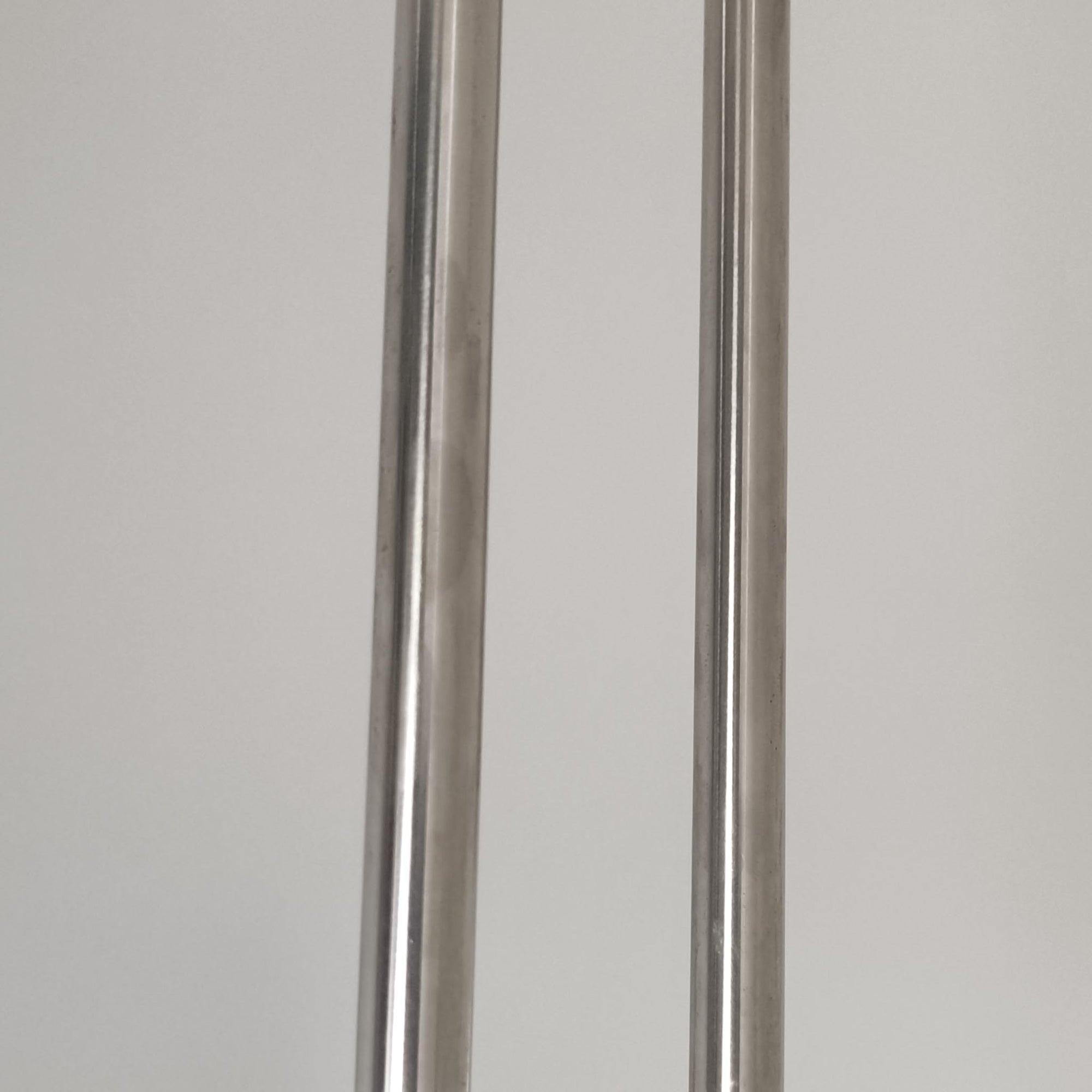 Christian Hvidtによってデザインされ、Le Klint社から発表されたフロアランプModel 323です。スチール製のシャープなフレームに、手作業で折り込まれたプリーツシェードを組み合わせた構成が特徴で、北欧デザインらしいシンプルかつ機能的な美しさを備えています。高さ135cmのバランスの良いサイズ感で、リビングや書斎に柔らかな光を届けます。角度調整可能なアームは使い勝手に優れ、読書灯や間接照明としても重宝するビンテージ品です。