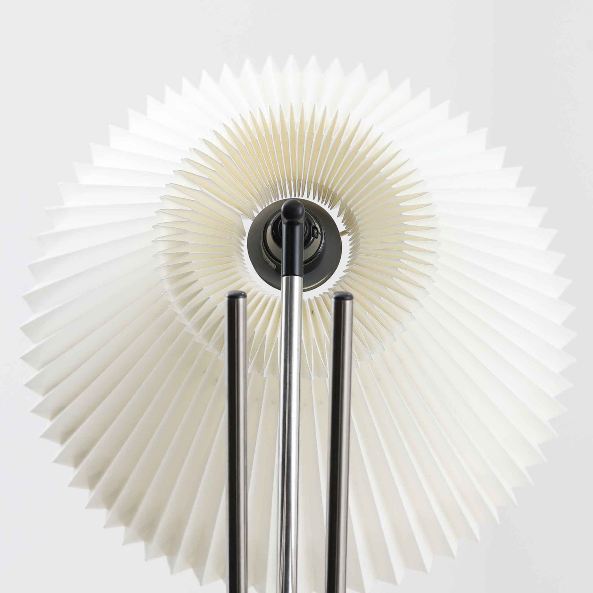 Christian Hvidtによってデザインされ、Le Klint社から発表されたフロアランプModel 323です。スチール製のシャープなフレームに、手作業で折り込まれたプリーツシェードを組み合わせた構成が特徴で、北欧デザインらしいシンプルかつ機能的な美しさを備えています。高さ135cmのバランスの良いサイズ感で、リビングや書斎に柔らかな光を届けます。角度調整可能なアームは使い勝手に優れ、読書灯や間接照明としても重宝するビンテージ品です。