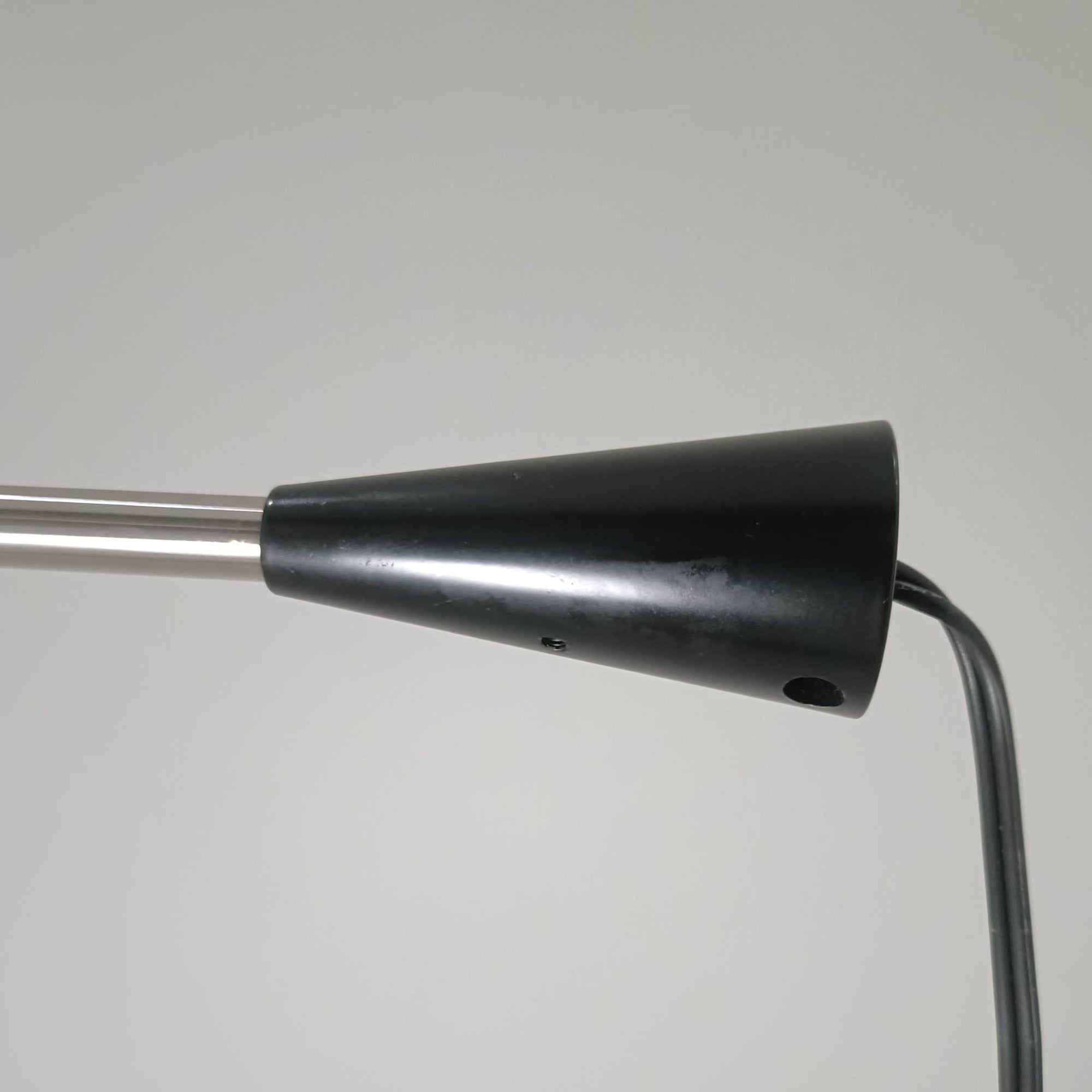 Christian Hvidtによってデザインされ、Le Klint社から発表されたフロアランプModel 323です。スチール製のシャープなフレームに、手作業で折り込まれたプリーツシェードを組み合わせた構成が特徴で、北欧デザインらしいシンプルかつ機能的な美しさを備えています。高さ135cmのバランスの良いサイズ感で、リビングや書斎に柔らかな光を届けます。角度調整可能なアームは使い勝手に優れ、読書灯や間接照明としても重宝するビンテージ品です。