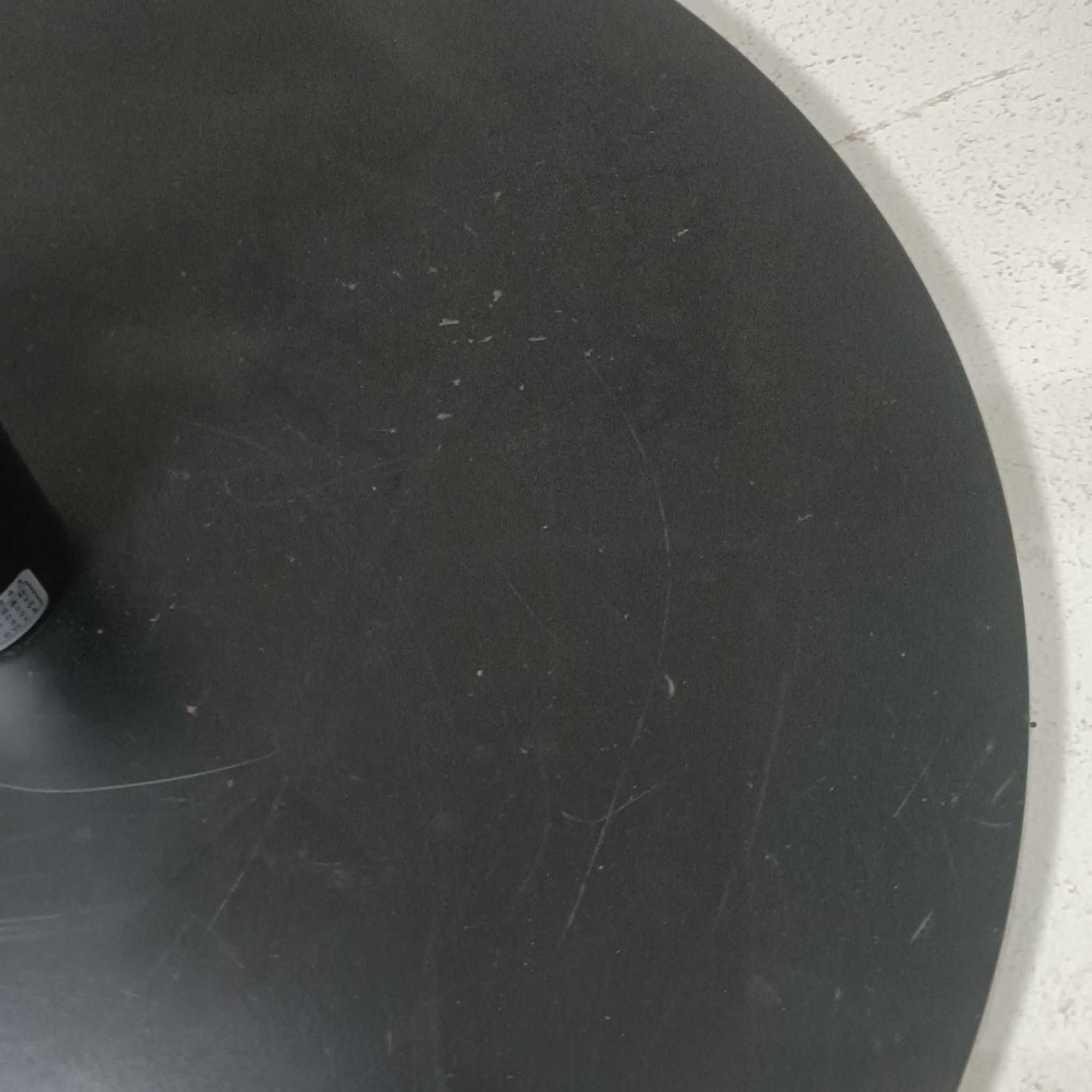 Christian Hvidtによってデザインされ、Le Klint社から発表されたフロアランプModel 323です。スチール製のシャープなフレームに、手作業で折り込まれたプリーツシェードを組み合わせた構成が特徴で、北欧デザインらしいシンプルかつ機能的な美しさを備えています。高さ135cmのバランスの良いサイズ感で、リビングや書斎に柔らかな光を届けます。角度調整可能なアームは使い勝手に優れ、読書灯や間接照明としても重宝するビンテージ品です。