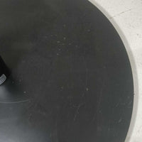 Christian Hvidtによってデザインされ、Le Klint社から発表されたフロアランプModel 323です。スチール製のシャープなフレームに、手作業で折り込まれたプリーツシェードを組み合わせた構成が特徴で、北欧デザインらしいシンプルかつ機能的な美しさを備えています。高さ135cmのバランスの良いサイズ感で、リビングや書斎に柔らかな光を届けます。角度調整可能なアームは使い勝手に優れ、読書灯や間接照明としても重宝するビンテージ品です。