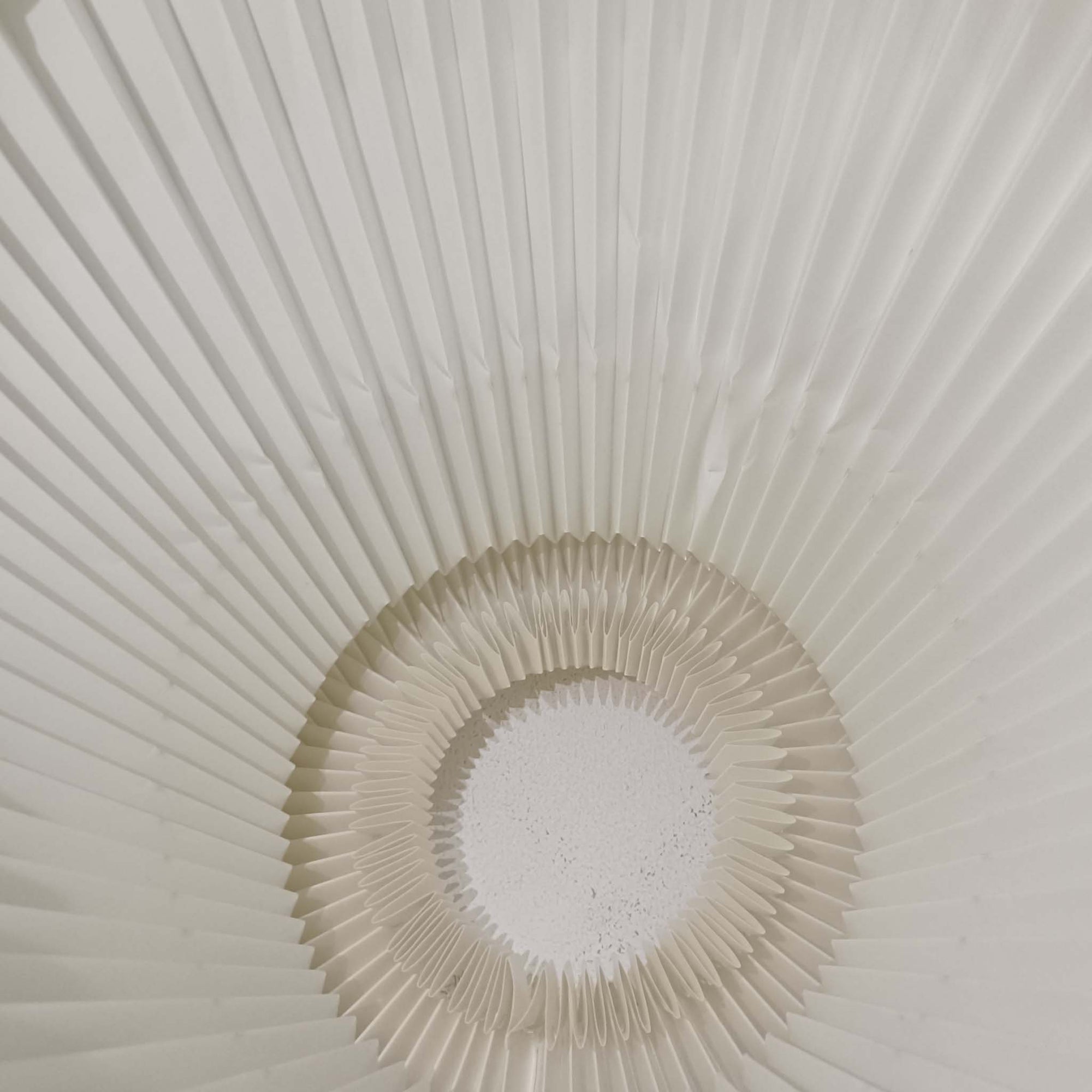 Erik Hansen（エリック・ハンセン）がデザインし、Le Klint（レ・クリント）から発表されたブラケットランプModel 332です。こちらは現行品には見られない一回り大きなサイズ感が特徴で、存在感のある佇まいを持っています。オーク材のナチュラルな風合いと、職人によるプリーツシェードが織りなす柔らかな光が空間を優しく包み込みます。アコーディオン式のアームは伸縮可能で、ベッドサイドやリビングの読書灯としても活躍する実用性の高い一品です。