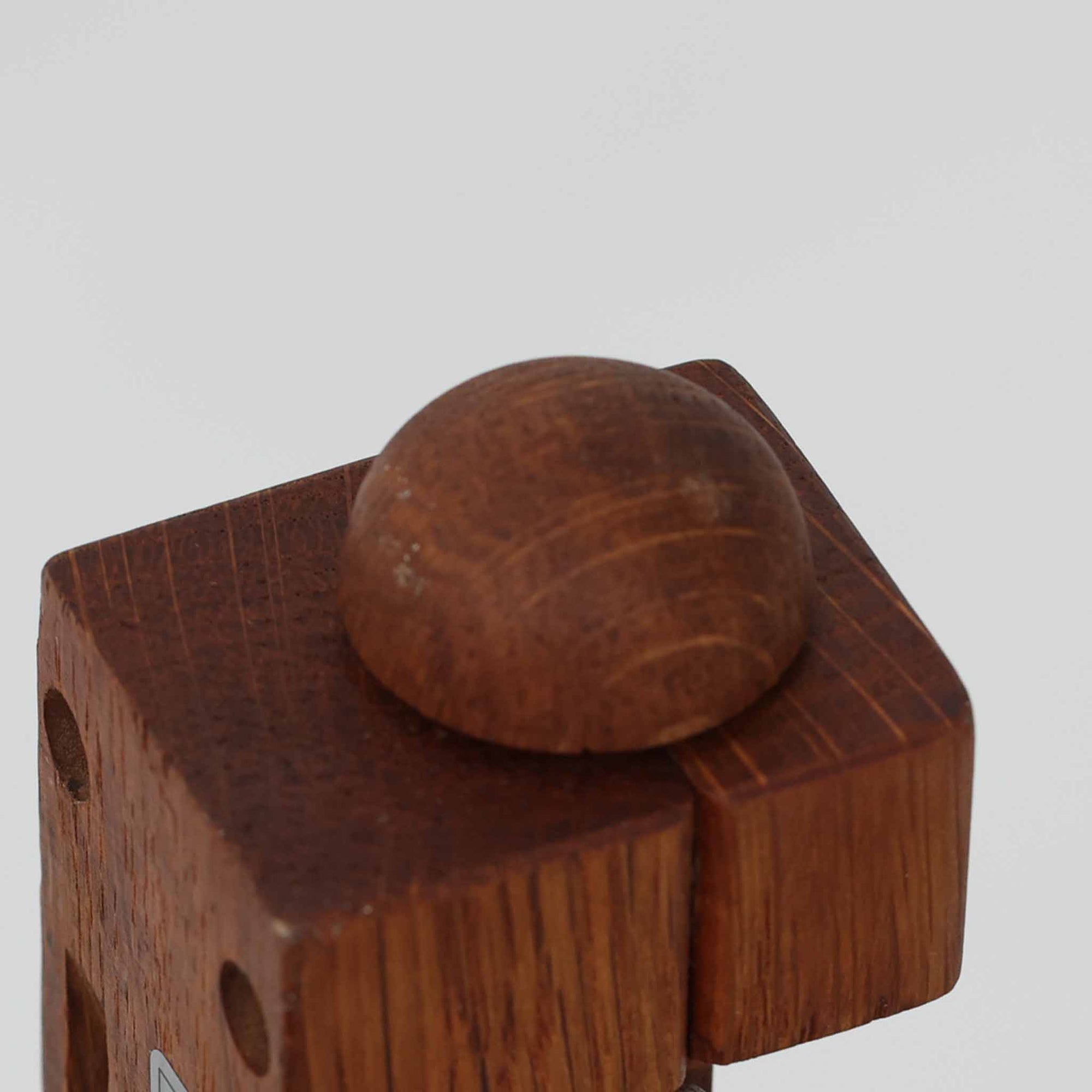 Erik Hansen（エリック・ハンセン）がデザインし、Le Klint（レ・クリント）から発表されたブラケットランプModel 332です。こちらは現行品には見られない一回り大きなサイズ感が特徴で、存在感のある佇まいを持っています。オーク材のナチュラルな風合いと、職人によるプリーツシェードが織りなす柔らかな光が空間を優しく包み込みます。アコーディオン式のアームは伸縮可能で、ベッドサイドやリビングの読書灯としても活躍する実用性の高い一品です。