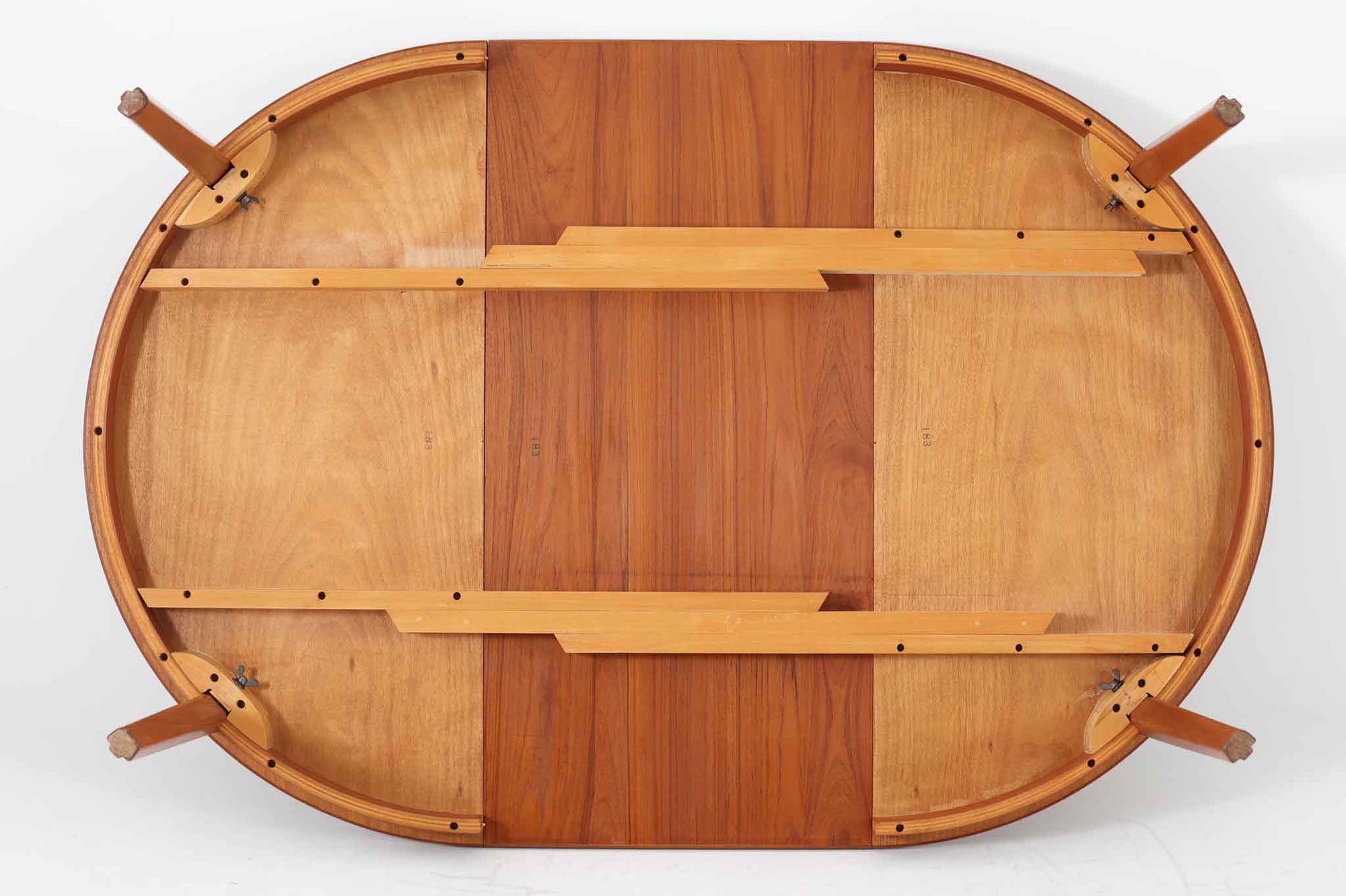 こちらは北欧から取り寄せた円形のダイニングテーブルです。急な来客時にも対応できるエクステンションタイプで、良質なチーク材が使用されており、お部屋に暖かみを与えてくれそうです。脚のデザインはB. Fridhagenならではの美しい仕上がりです。円形のため、拡張板は別保管となります。