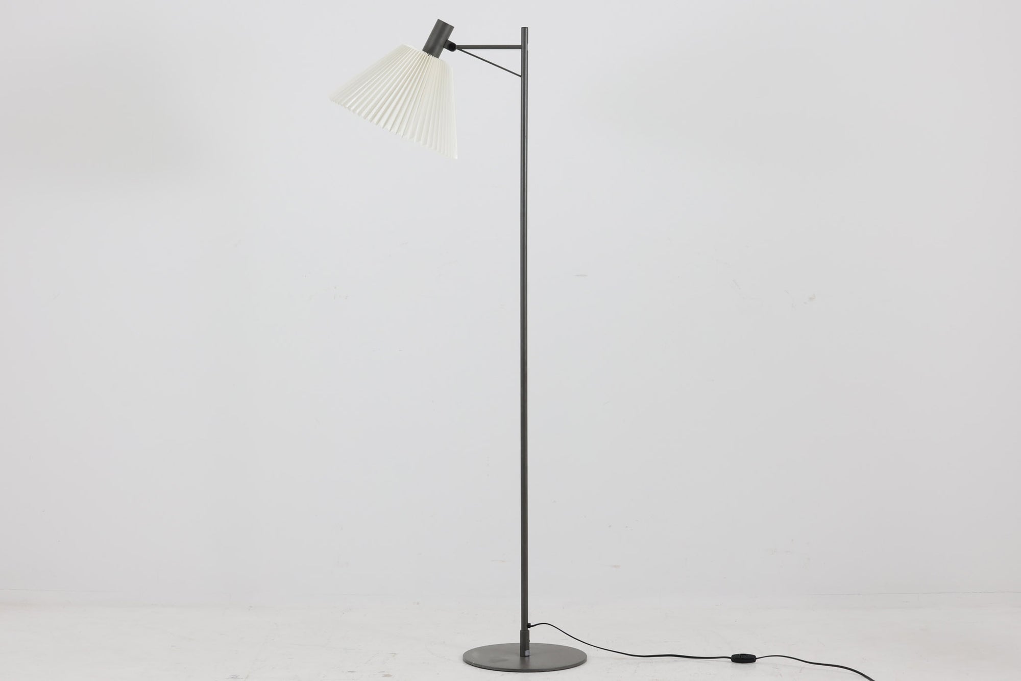 家具職人フレミング・アガー（Flemming Agger）によってデザインされた「372」は、金属の支柱にシェードを組み合わせたシンプルで洗練されたデザインが特徴です。プラスチック製のシェードは光を柔らかく拡散し、部屋全体に心地よい明るさを広げます。モダンなインテリアにぴったりなこの照明は、特にダイニングエリアやリビングルームでの使用に最適です。