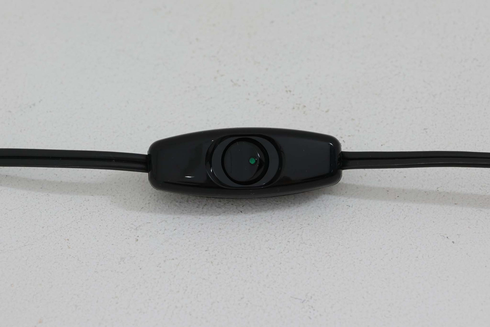 家具職人フレミング・アガー（Flemming Agger）によってデザインされた「372」は、金属の支柱にシェードを組み合わせたシンプルで洗練されたデザインが特徴です。プラスチック製のシェードは光を柔らかく拡散し、部屋全体に心地よい明るさを広げます。モダンなインテリアにぴったりなこの照明は、特にダイニングエリアやリビングルームでの使用に最適です。