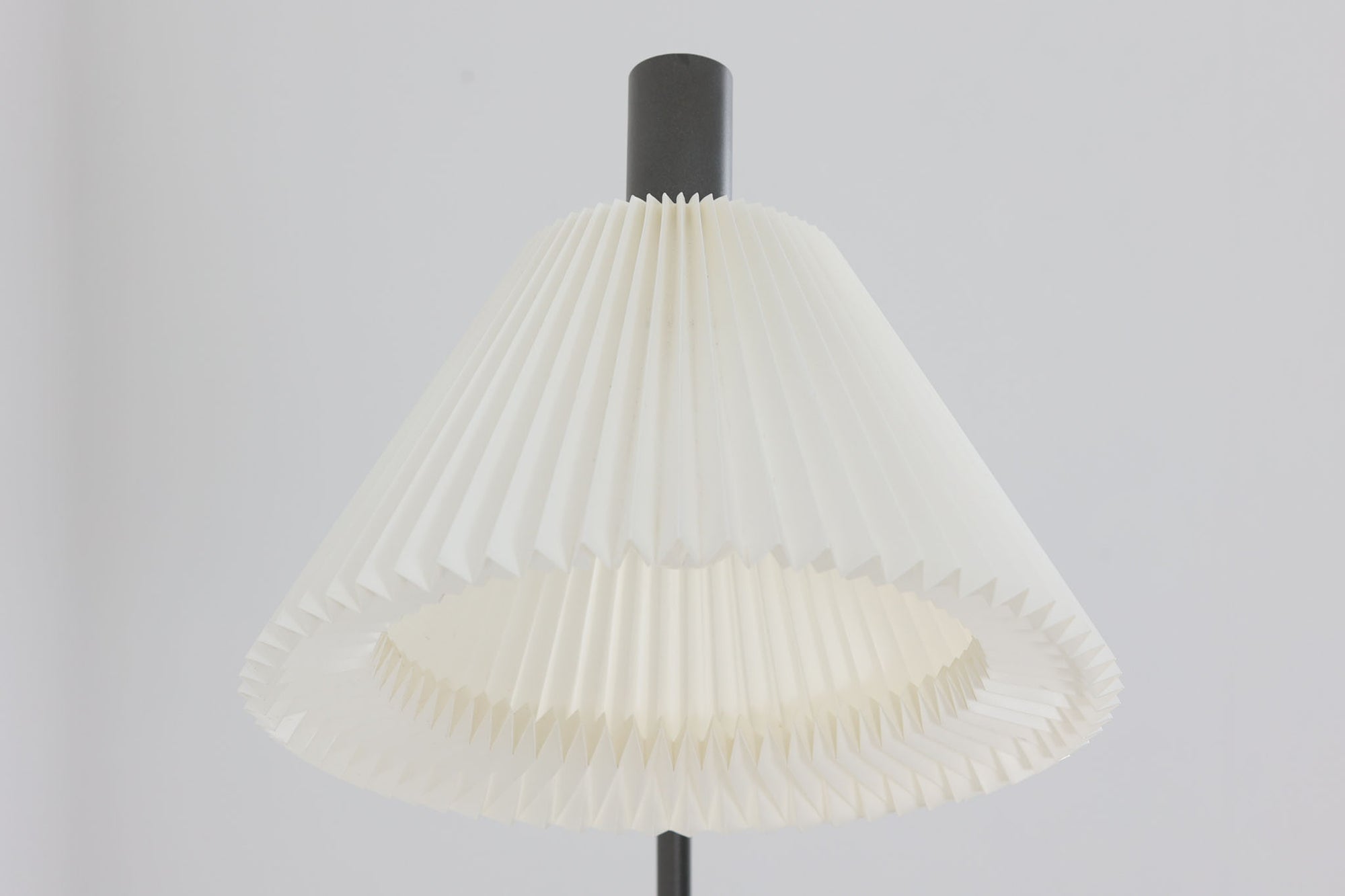 家具職人フレミング・アガー（Flemming Agger）によってデザインされた「372」は、金属の支柱にシェードを組み合わせたシンプルで洗練されたデザインが特徴です。プラスチック製のシェードは光を柔らかく拡散し、部屋全体に心地よい明るさを広げます。モダンなインテリアにぴったりなこの照明は、特にダイニングエリアやリビングルームでの使用に最適です。