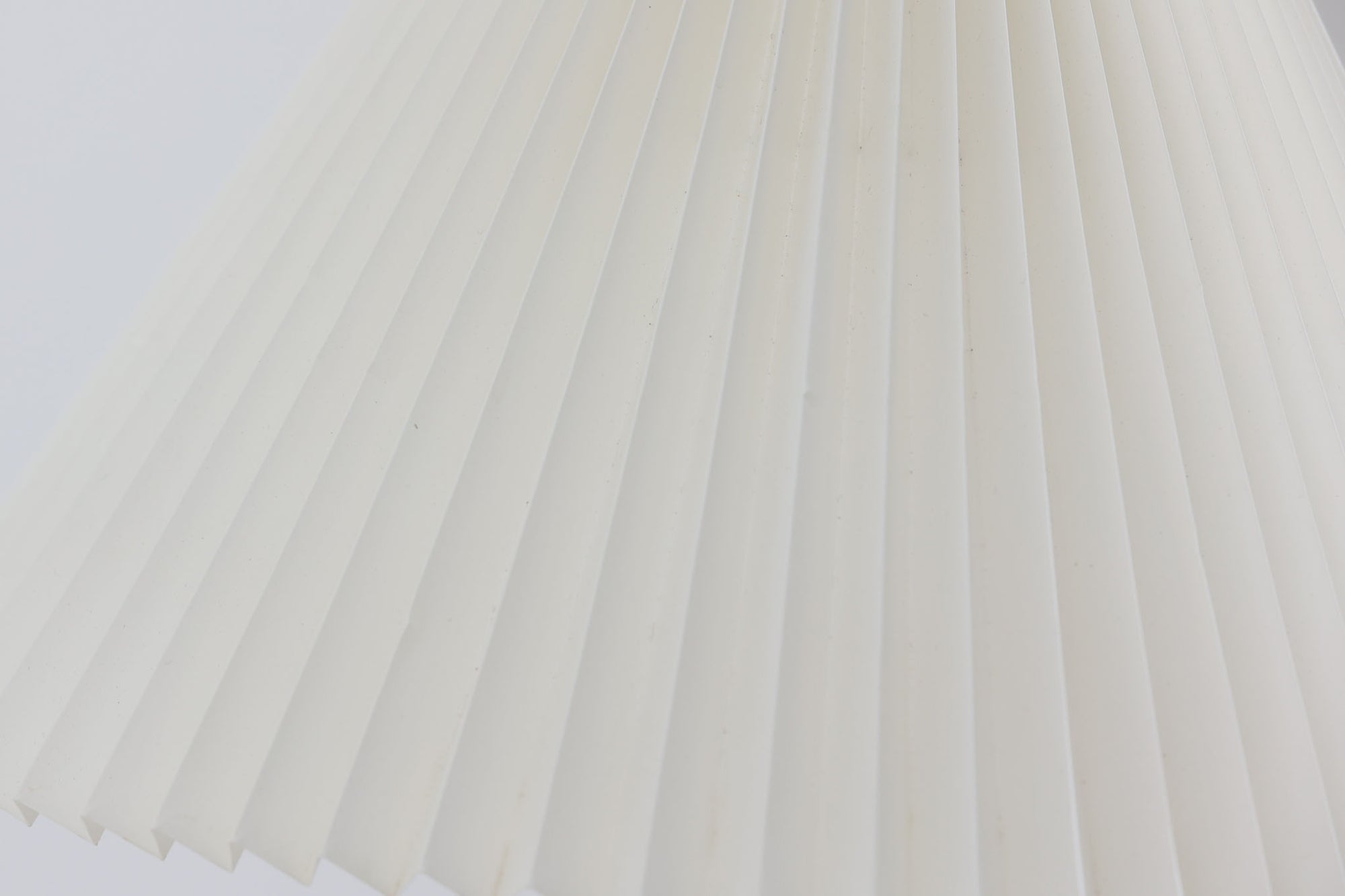 家具職人フレミング・アガー（Flemming Agger）によってデザインされた「372」は、金属の支柱にシェードを組み合わせたシンプルで洗練されたデザインが特徴です。プラスチック製のシェードは光を柔らかく拡散し、部屋全体に心地よい明るさを広げます。モダンなインテリアにぴったりなこの照明は、特にダイニングエリアやリビングルームでの使用に最適です。