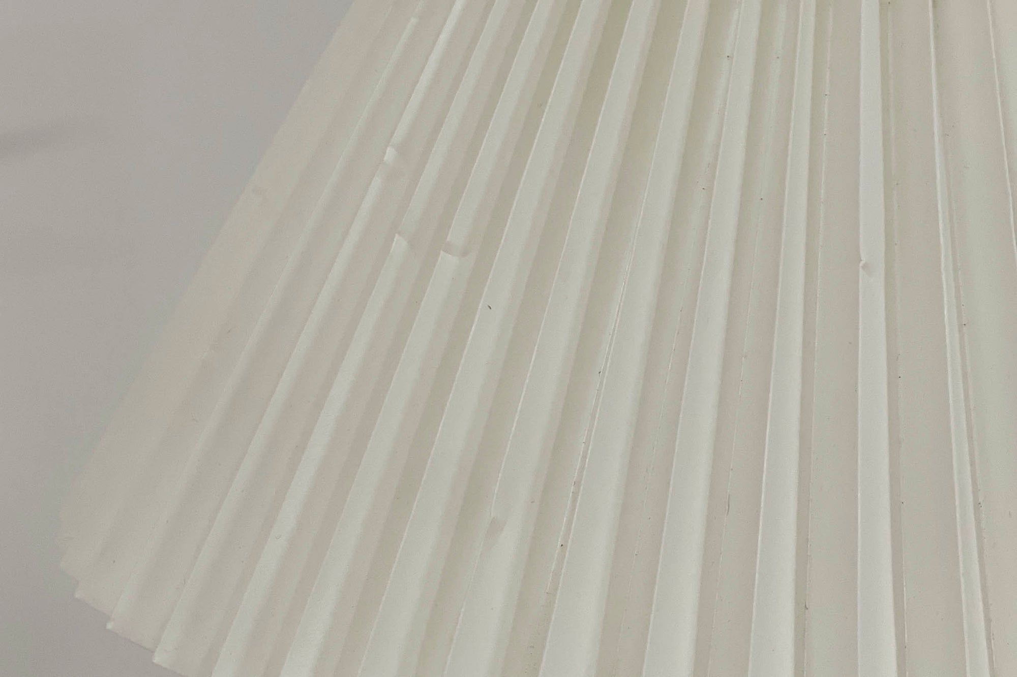 家具職人フレミング・アガー（Flemming Agger）によってデザインされた「372」は、金属の支柱にシェードを組み合わせたシンプルで洗練されたデザインが特徴です。プラスチック製のシェードは光を柔らかく拡散し、部屋全体に心地よい明るさを広げます。モダンなインテリアにぴったりなこの照明は、特にダイニングエリアやリビングルームでの使用に最適です。