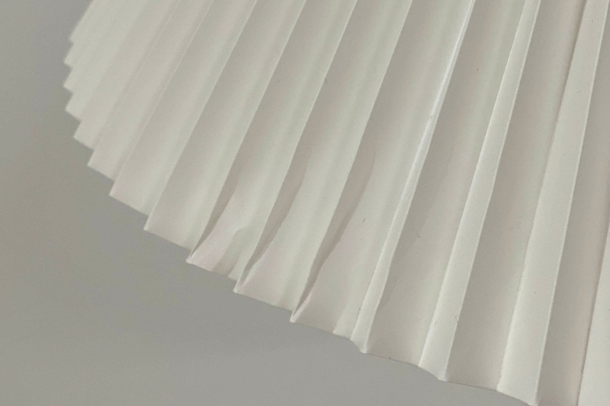 家具職人フレミング・アガー（Flemming Agger）によってデザインされた「372」は、金属の支柱にシェードを組み合わせたシンプルで洗練されたデザインが特徴です。プラスチック製のシェードは光を柔らかく拡散し、部屋全体に心地よい明るさを広げます。モダンなインテリアにぴったりなこの照明は、特にダイニングエリアやリビングルームでの使用に最適です。