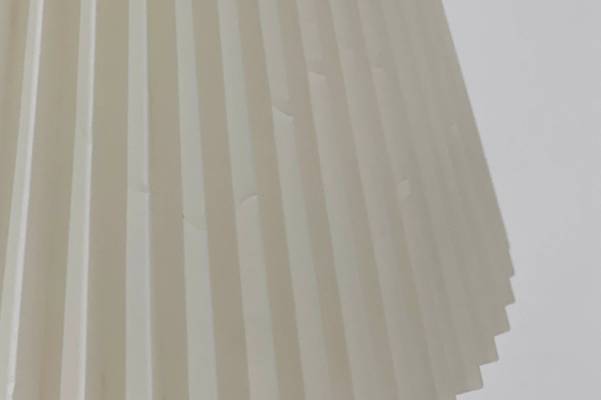 家具職人フレミング・アガー（Flemming Agger）によってデザインされた「372」は、金属の支柱にシェードを組み合わせたシンプルで洗練されたデザインが特徴です。プラスチック製のシェードは光を柔らかく拡散し、部屋全体に心地よい明るさを広げます。モダンなインテリアにぴったりなこの照明は、特にダイニングエリアやリビングルームでの使用に最適です。