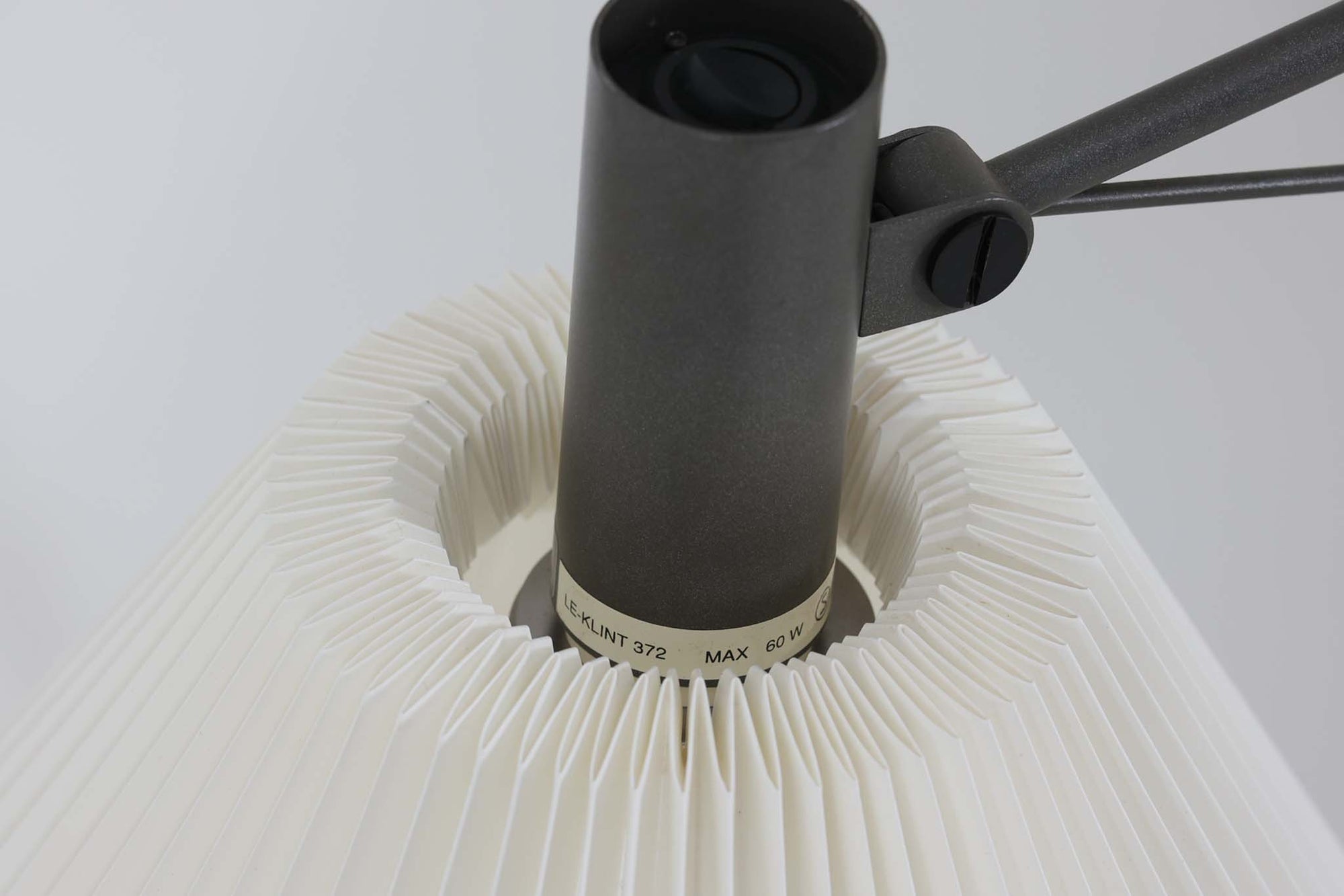 家具職人フレミング・アガー（Flemming Agger）によってデザインされた「372」は、金属の支柱にシェードを組み合わせたシンプルで洗練されたデザインが特徴です。プラスチック製のシェードは光を柔らかく拡散し、部屋全体に心地よい明るさを広げます。モダンなインテリアにぴったりなこの照明は、特にダイニングエリアやリビングルームでの使用に最適です。