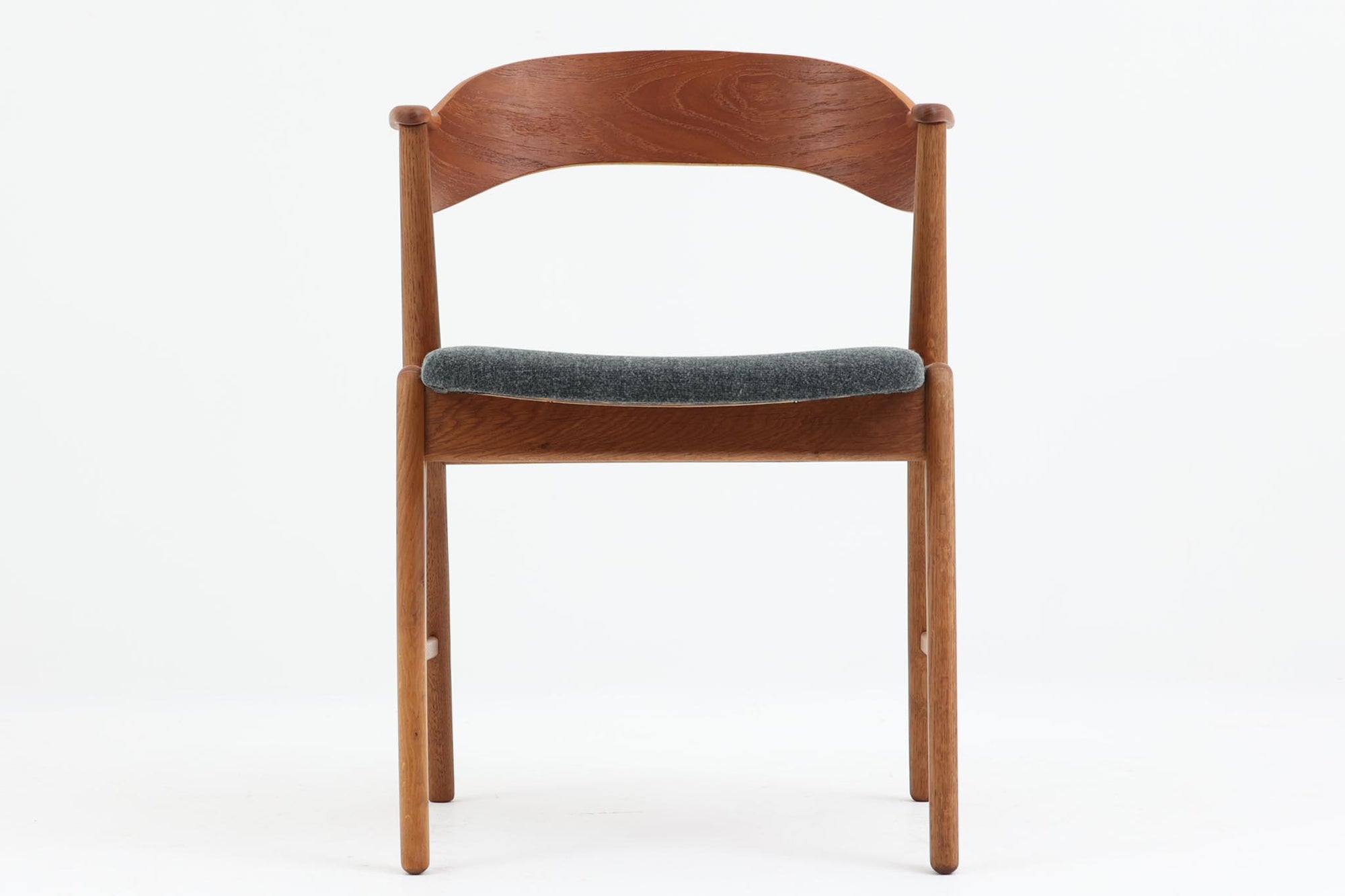 Kai Kristiansenのネイルチェアは、デンマークの名工によって手作りされ、その独創的なデザインと高品質なクラフトマンシップで称賛されています。洗練された背もたれの曲線と美しい木製のフレーム、そして小さなアームが特徴で、快適な座り心地を提供してくれます。デスクチェアとしてもお勧めです。