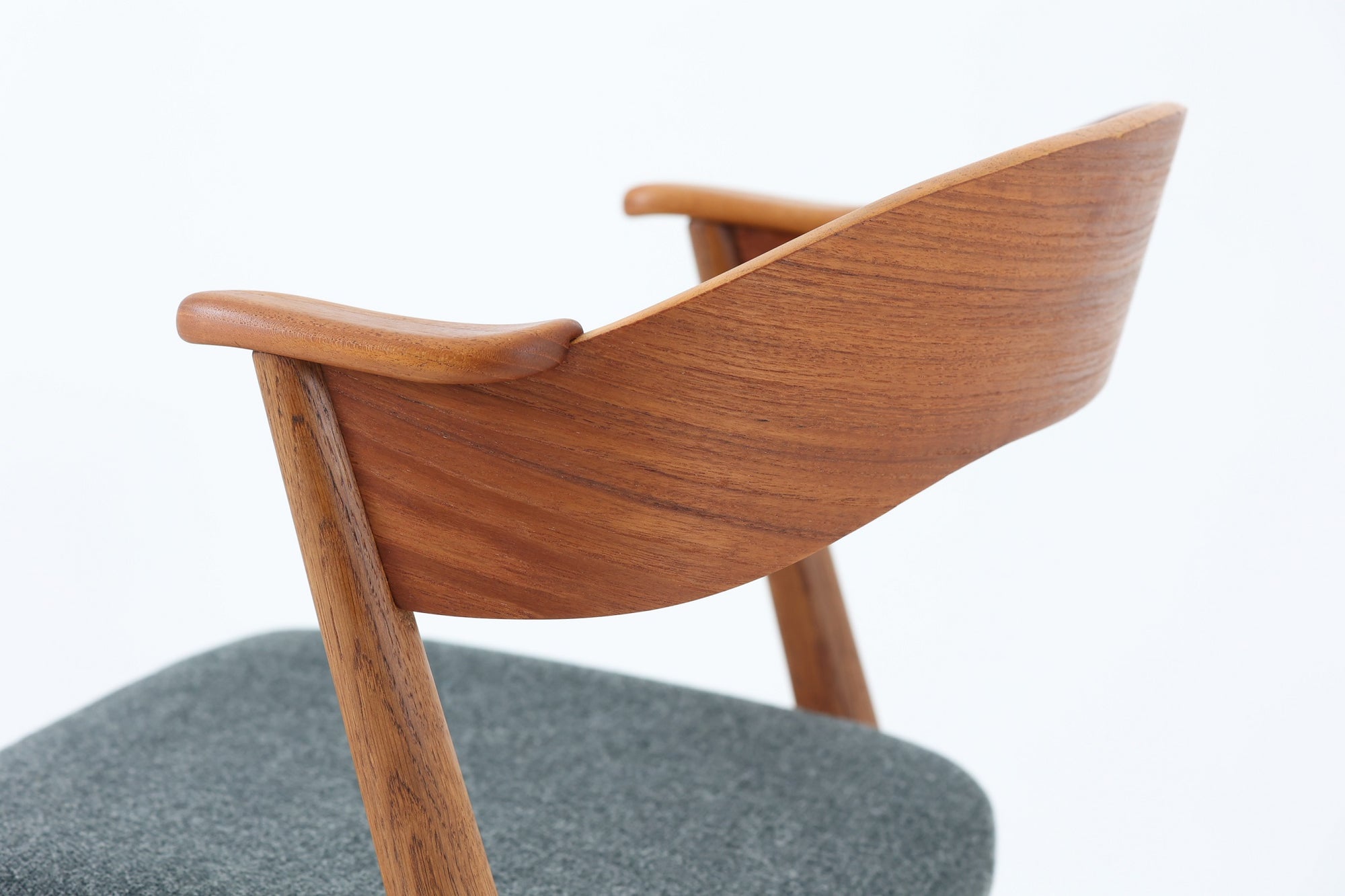 Kai Kristiansenのネイルチェアは、デンマークの名工によって手作りされ、その独創的なデザインと高品質なクラフトマンシップで称賛されています。洗練された背もたれの曲線と美しい木製のフレーム、そして小さなアームが特徴で、快適な座り心地を提供してくれます。デスクチェアとしてもお勧めです。