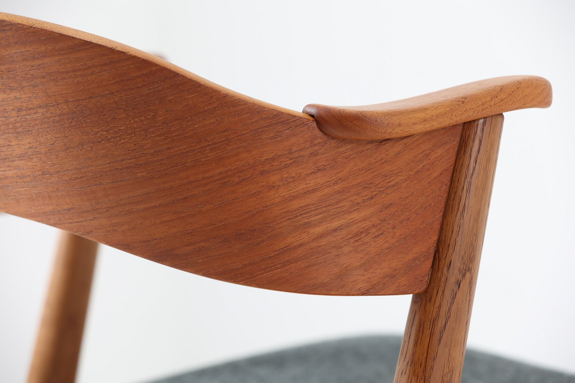 Kai Kristiansenのネイルチェアは、デンマークの名工によって手作りされ、その独創的なデザインと高品質なクラフトマンシップで称賛されています。洗練された背もたれの曲線と美しい木製のフレーム、そして小さなアームが特徴で、快適な座り心地を提供してくれます。デスクチェアとしてもお勧めです。