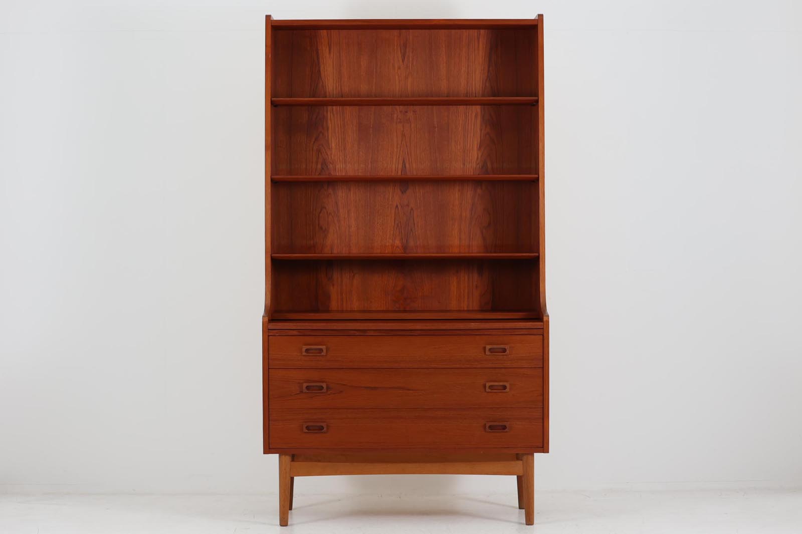 デンマークのデザイナーJohannes Sorthによるシェルフで、Nexø Møbelfabrik社で製造されたヴィンテージアイテムです。高品質なチーク材を使用し、木目が美しく、温かみのある仕上がりです。シンプルで洗練されたこのシェルフは、どんな空間にもエレガントな印象を与えます。北欧デザインの魅力を感じさせる一品です。