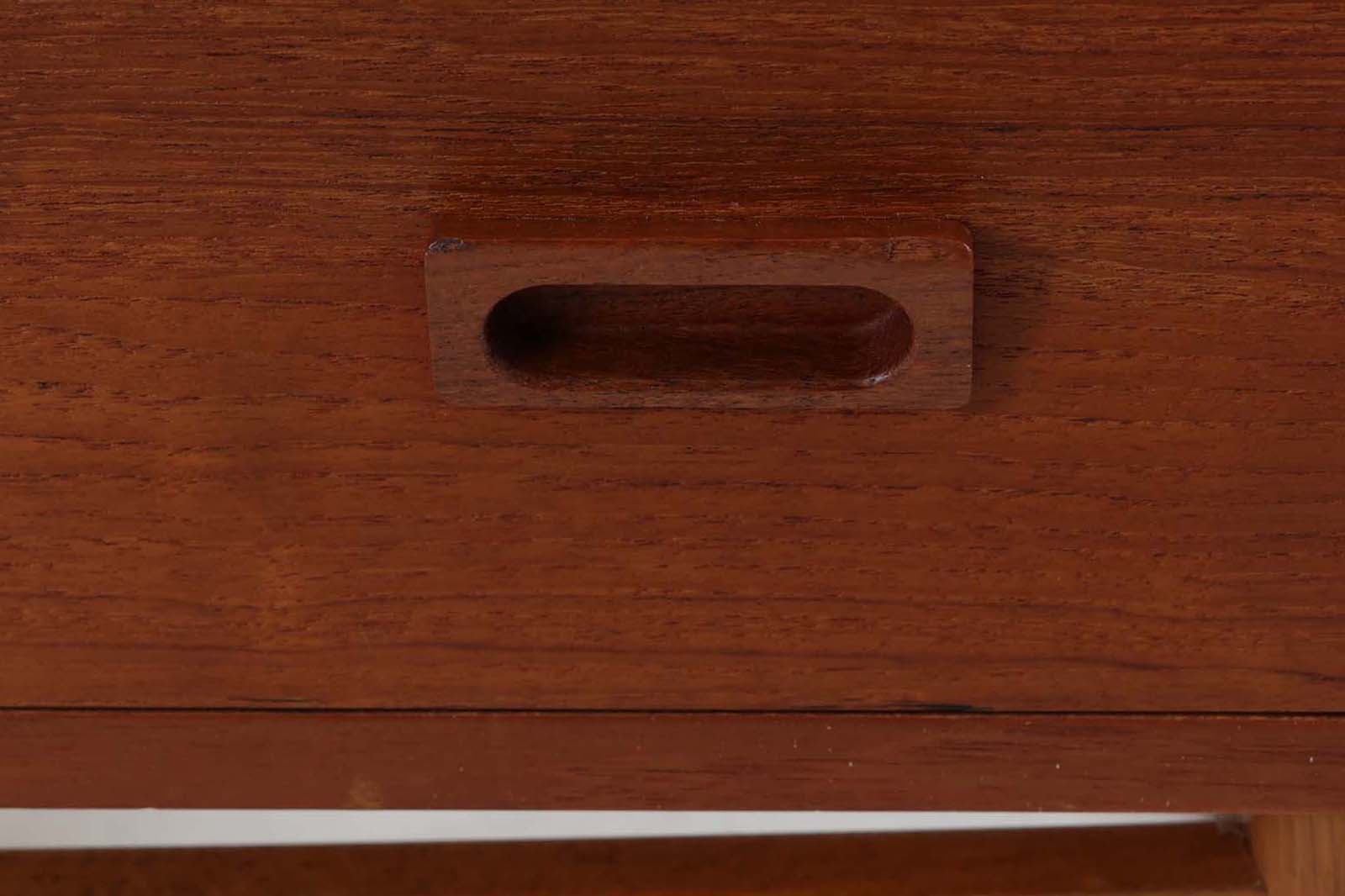 デンマークのデザイナーJohannes Sorthによるシェルフで、Nexø Møbelfabrik社で製造されたヴィンテージアイテムです。高品質なチーク材を使用し、木目が美しく、温かみのある仕上がりです。シンプルで洗練されたこのシェルフは、どんな空間にもエレガントな印象を与えます。北欧デザインの魅力を感じさせる一品です。