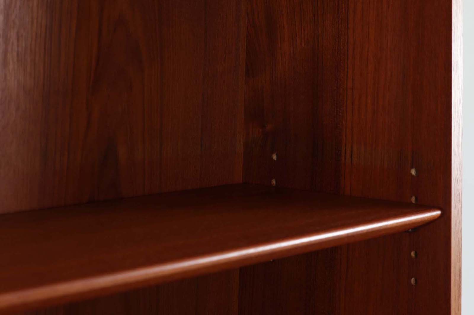 デンマークのデザイナーJohannes Sorthによるシェルフで、Nexø Møbelfabrik社で製造されたヴィンテージアイテムです。高品質なチーク材を使用し、木目が美しく、温かみのある仕上がりです。シンプルで洗練されたこのシェルフは、どんな空間にもエレガントな印象を与えます。北欧デザインの魅力を感じさせる一品です。