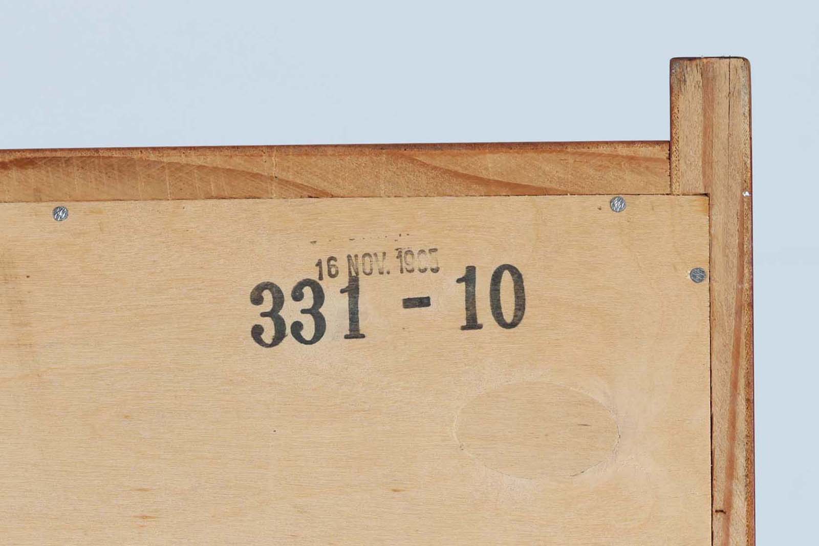 デンマークのデザイナーJohannes Sorthによるシェルフで、Nexø Møbelfabrik社で製造されたヴィンテージアイテムです。高品質なチーク材を使用し、木目が美しく、温かみのある仕上がりです。シンプルで洗練されたこのシェルフは、どんな空間にもエレガントな印象を与えます。北欧デザインの魅力を感じさせる一品です。