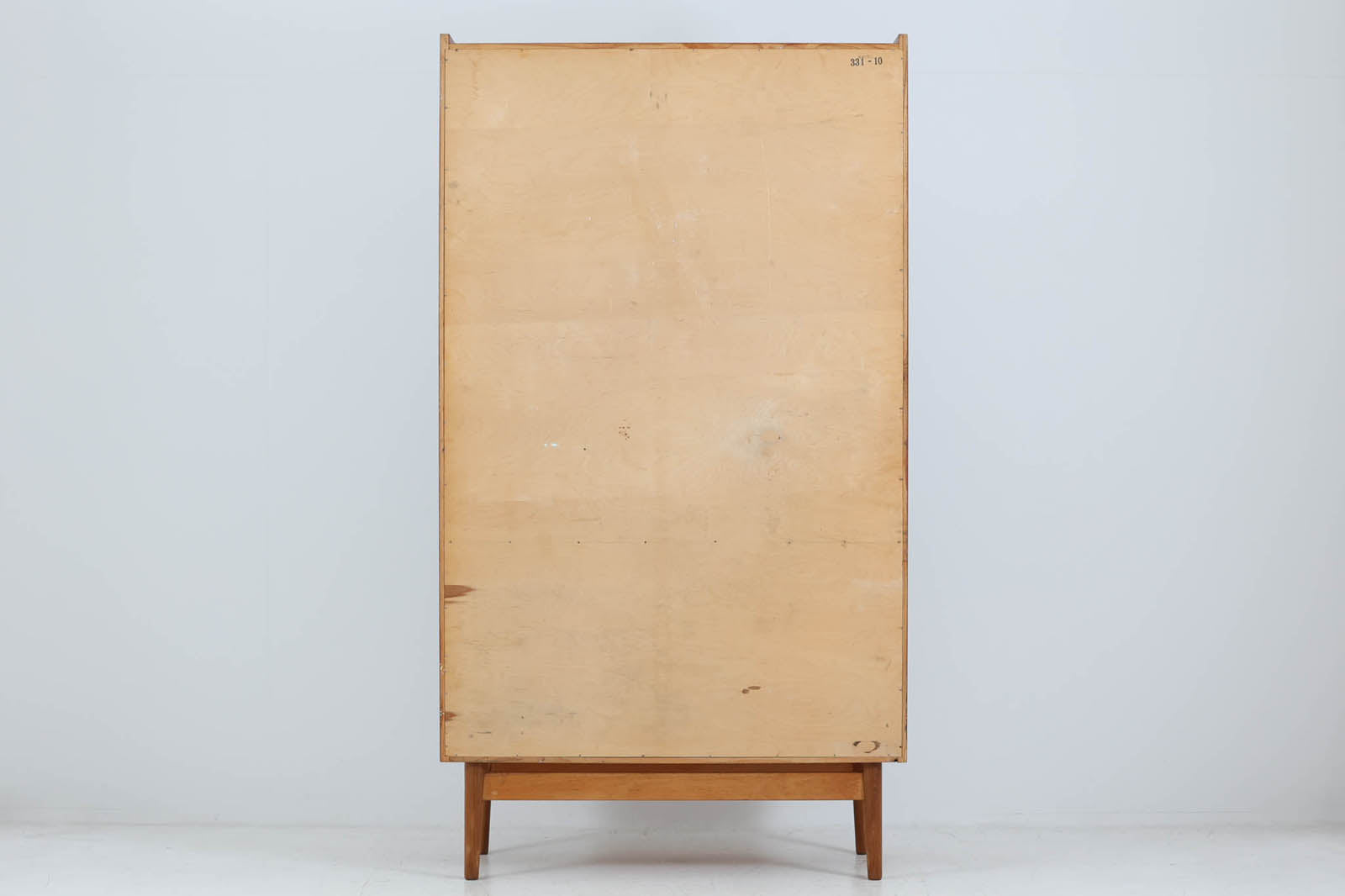 デンマークのデザイナーJohannes Sorthによるシェルフで、Nexø Møbelfabrik社で製造されたヴィンテージアイテムです。高品質なチーク材を使用し、木目が美しく、温かみのある仕上がりです。シンプルで洗練されたこのシェルフは、どんな空間にもエレガントな印象を与えます。北欧デザインの魅力を感じさせる一品です。