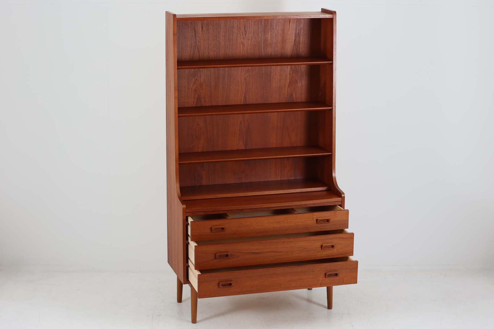 デンマークのデザイナーJohannes Sorthによるシェルフで、Nexø Møbelfabrik社で製造されたヴィンテージアイテムです。高品質なチーク材を使用し、木目が美しく、温かみのある仕上がりです。シンプルで洗練されたこのシェルフは、どんな空間にもエレガントな印象を与えます。北欧デザインの魅力を感じさせる一品です。