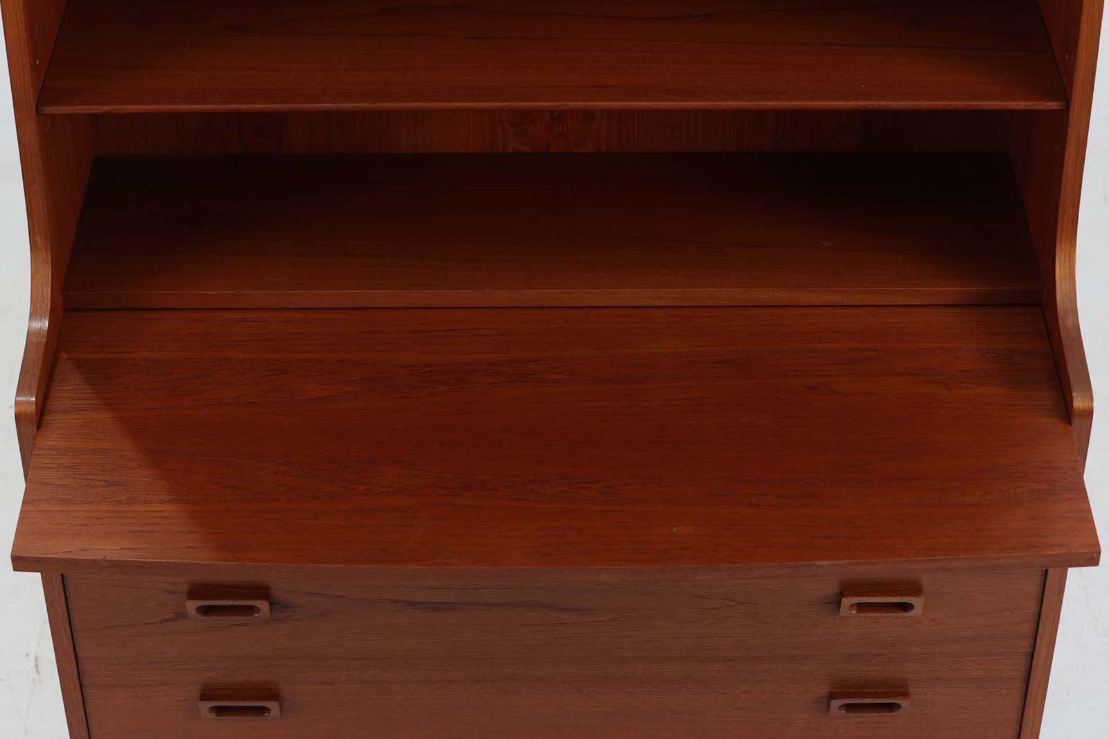 デンマークのデザイナーJohannes Sorthによるシェルフで、Nexø Møbelfabrik社で製造されたヴィンテージアイテムです。高品質なチーク材を使用し、木目が美しく、温かみのある仕上がりです。シンプルで洗練されたこのシェルフは、どんな空間にもエレガントな印象を与えます。北欧デザインの魅力を感じさせる一品です。