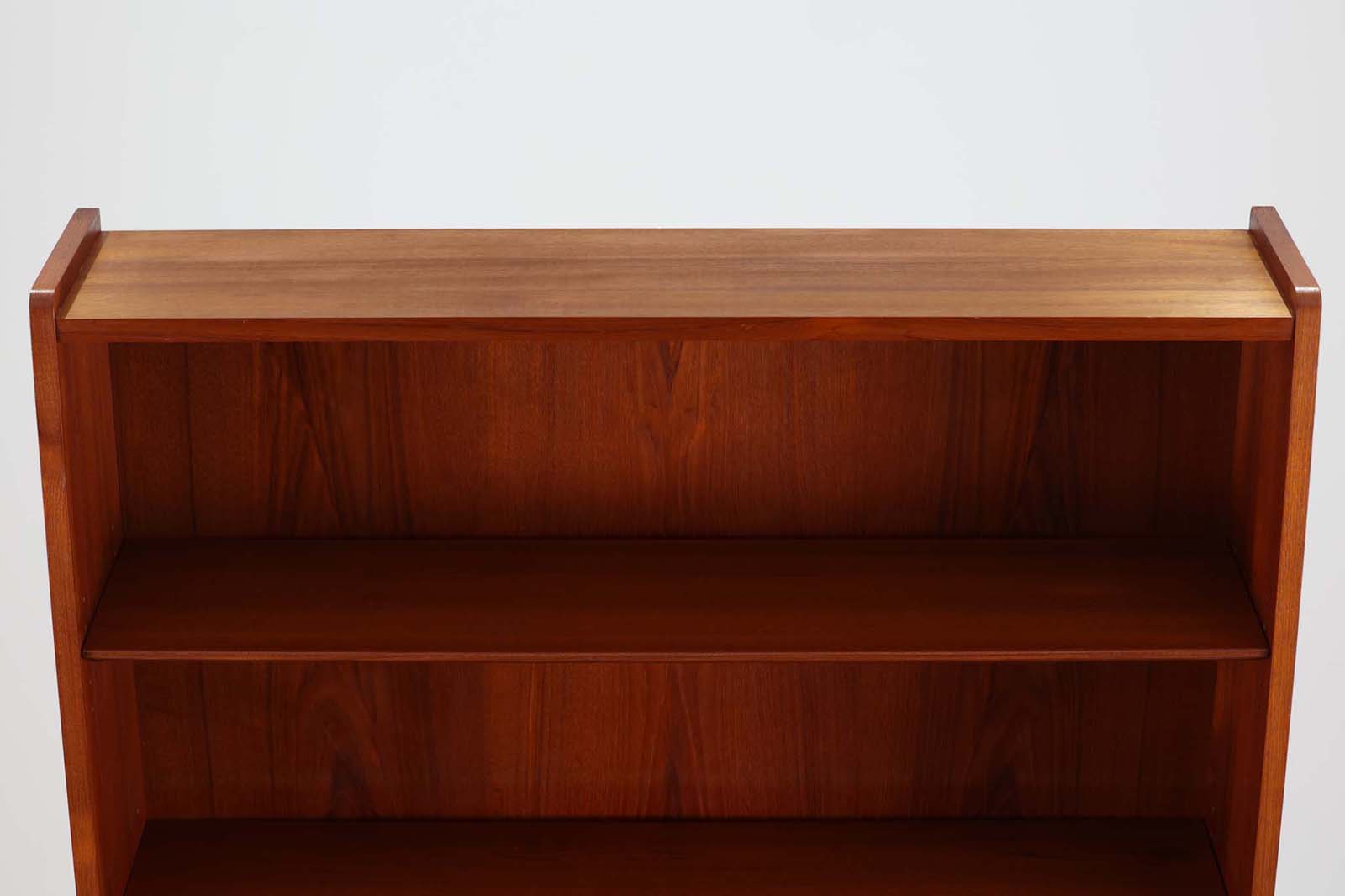 デンマークのデザイナーJohannes Sorthによるシェルフで、Nexø Møbelfabrik社で製造されたヴィンテージアイテムです。高品質なチーク材を使用し、木目が美しく、温かみのある仕上がりです。シンプルで洗練されたこのシェルフは、どんな空間にもエレガントな印象を与えます。北欧デザインの魅力を感じさせる一品です。