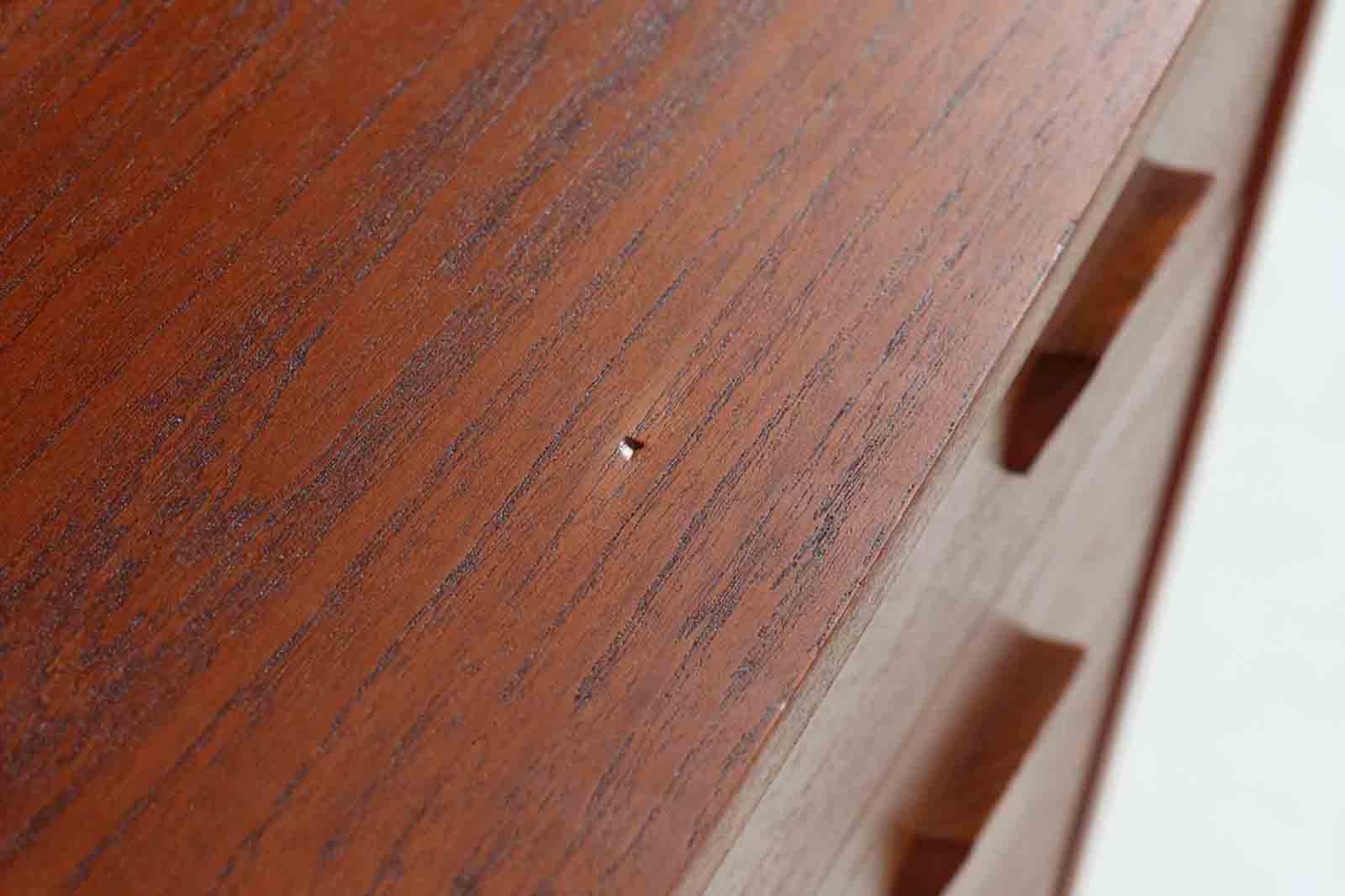 デンマークのデザイナーJohannes Sorthによるシェルフで、Nexø Møbelfabrik社で製造されたヴィンテージアイテムです。高品質なチーク材を使用し、木目が美しく、温かみのある仕上がりです。シンプルで洗練されたこのシェルフは、どんな空間にもエレガントな印象を与えます。北欧デザインの魅力を感じさせる一品です。