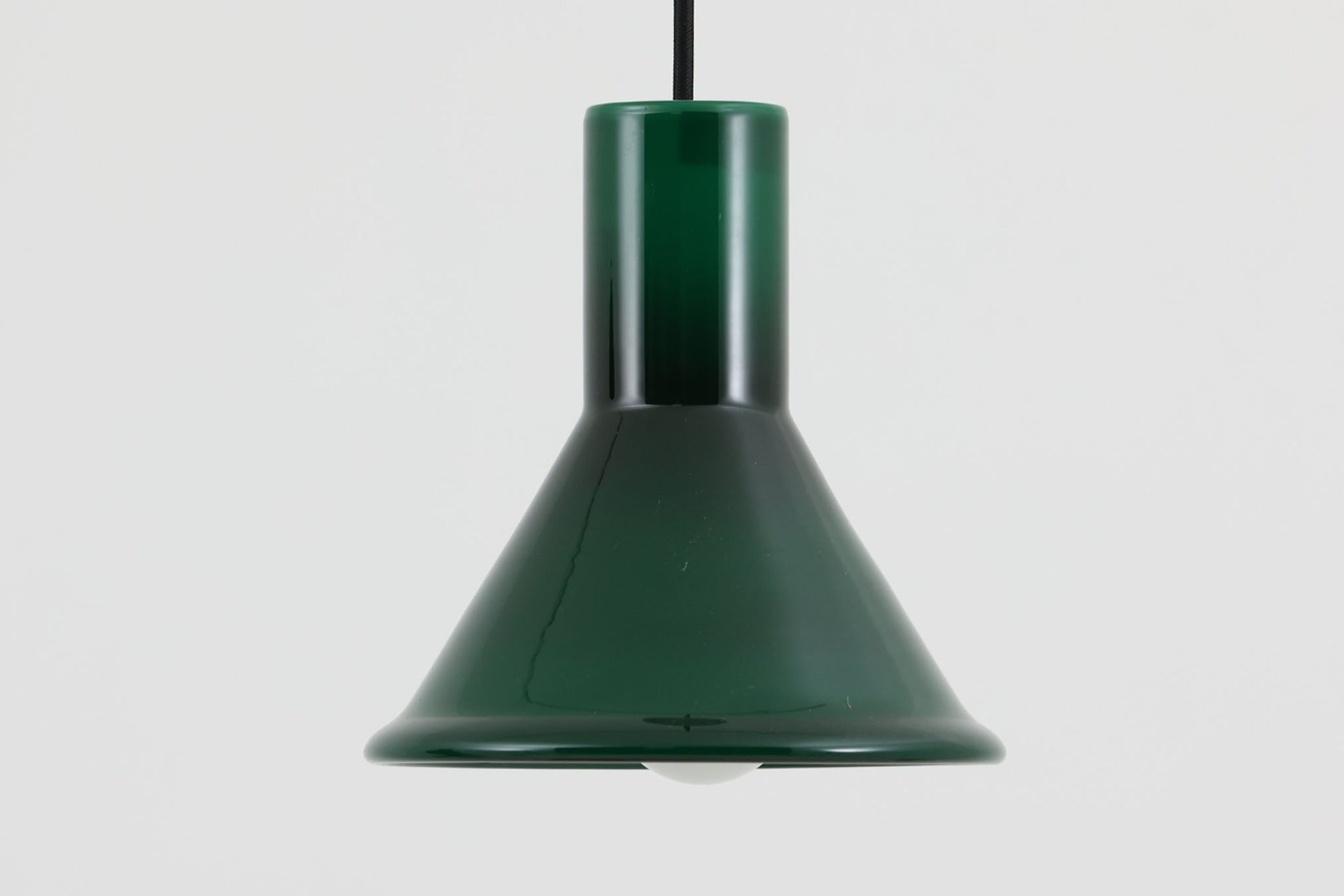 北欧より買い付けた、Holmgaard社製ビンテージランプです。照明部分はデンマークを代表する照明メーカーFog & morup社によって作成されています。Holmgaard社のペンダントライトの中でも人気の「P&T PENDEL」シリーズで内と外側の2層の色味が特徴的です。消灯＆点灯時にそれぞれ違った表情を見せてくれる素敵なデザインです。