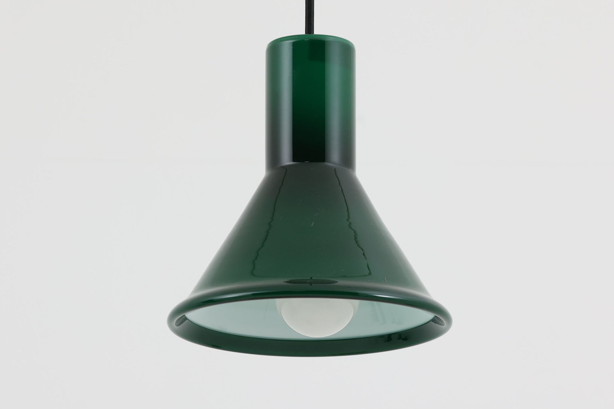 北欧より買い付けた、Holmgaard社製ビンテージランプです。照明部分はデンマークを代表する照明メーカーFog &amp; morup社によって作成されています。Holmgaard社のペンダントライトの中でも人気の「P&amp;T PENDEL」シリーズで内と外側の2層の色味が特徴的です。消灯＆点灯時にそれぞれ違った表情を見せてくれる素敵なデザインです。