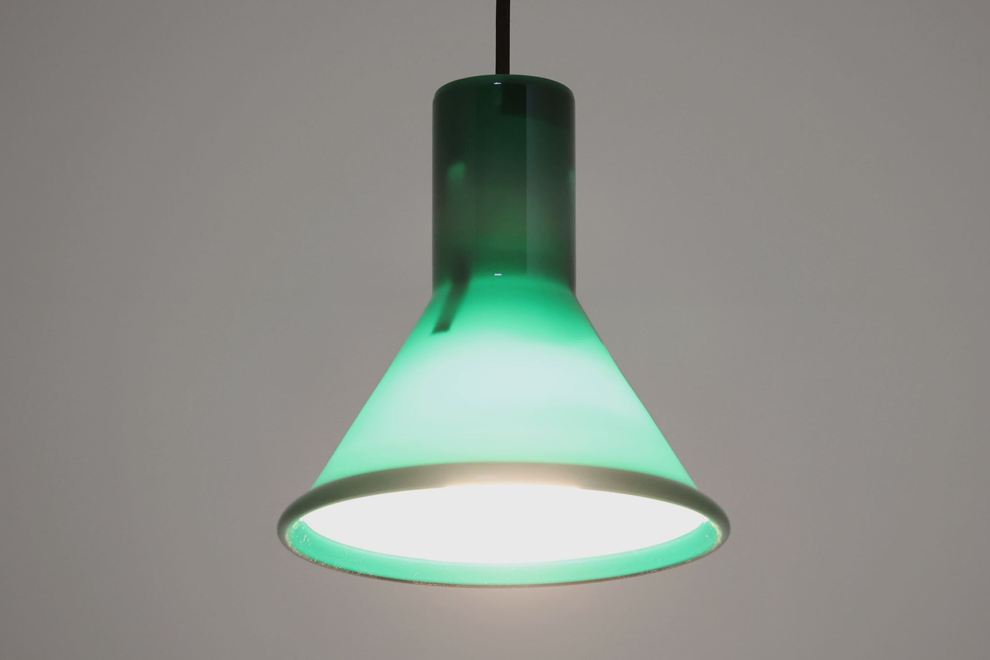 北欧より買い付けた、Holmgaard社製ビンテージランプです。照明部分はデンマークを代表する照明メーカーFog &amp; morup社によって作成されています。Holmgaard社のペンダントライトの中でも人気の「P&amp;T PENDEL」シリーズで内と外側の2層の色味が特徴的です。消灯＆点灯時にそれぞれ違った表情を見せてくれる素敵なデザインです。