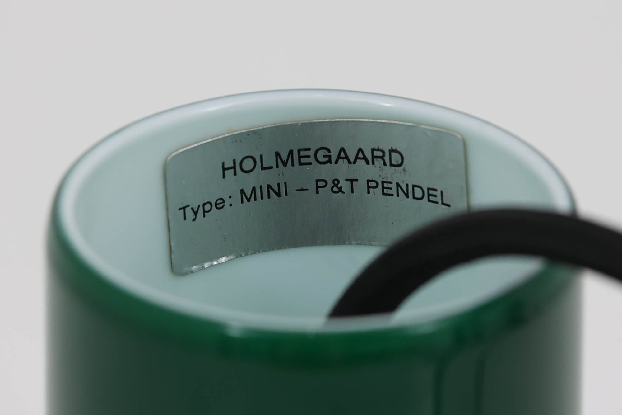 北欧より買い付けた、Holmgaard社製ビンテージランプです。照明部分はデンマークを代表する照明メーカーFog &amp; morup社によって作成されています。Holmgaard社のペンダントライトの中でも人気の「P&amp;T PENDEL」シリーズで内と外側の2層の色味が特徴的です。消灯＆点灯時にそれぞれ違った表情を見せてくれる素敵なデザインです。