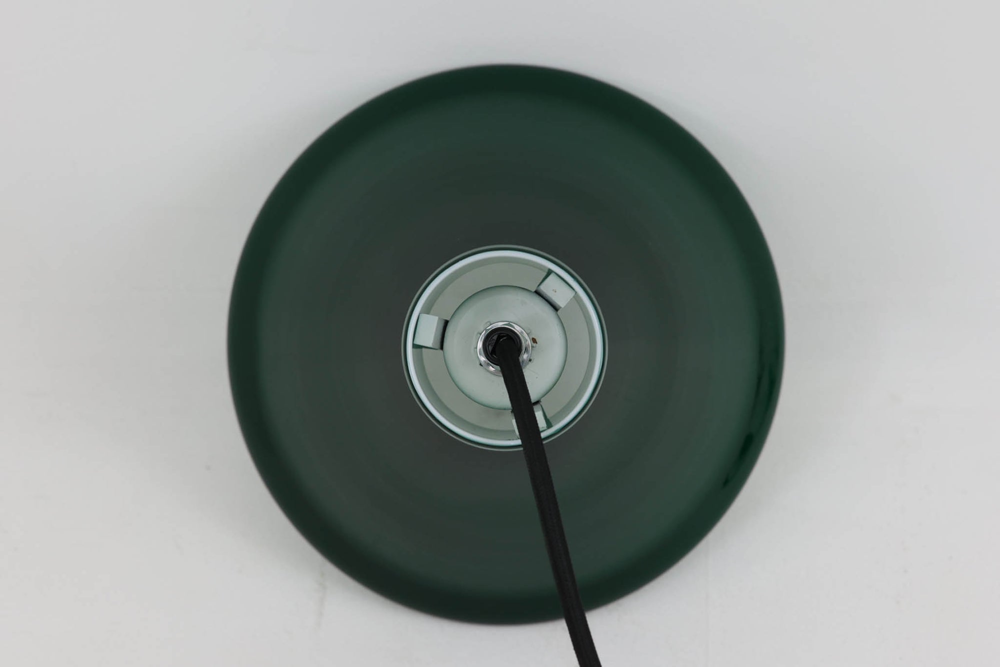 北欧より買い付けた、Holmgaard社製ビンテージランプです。照明部分はデンマークを代表する照明メーカーFog &amp; morup社によって作成されています。Holmgaard社のペンダントライトの中でも人気の「P&amp;T PENDEL」シリーズで内と外側の2層の色味が特徴的です。消灯＆点灯時にそれぞれ違った表情を見せてくれる素敵なデザインです。