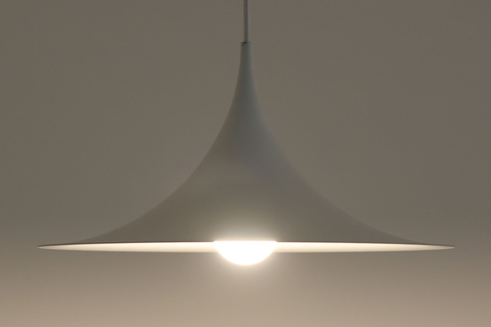 1967年にClaus Bonderup & Torsten Thorupによってデザインされた名作照明「Semi pendant lamp」です。一枚のアルミ板を絞り出す高度な技術によって美しいラインは形成されています。