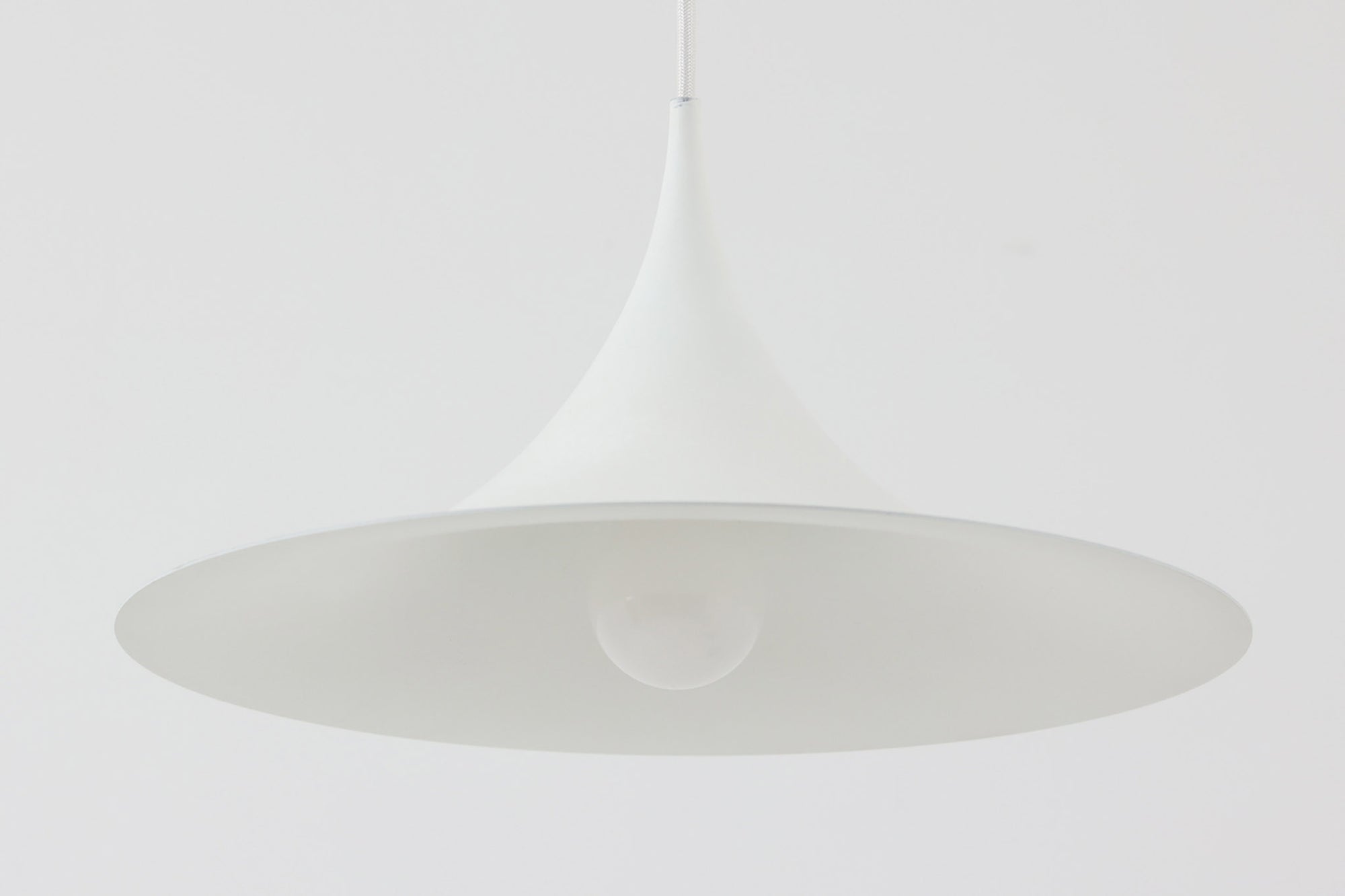 1967年にClaus Bonderup &amp; Torsten Thorupによってデザインされた名作照明「Semi pendant lamp」です。一枚のアルミ板を絞り出す高度な技術によって美しいラインは形成されています。