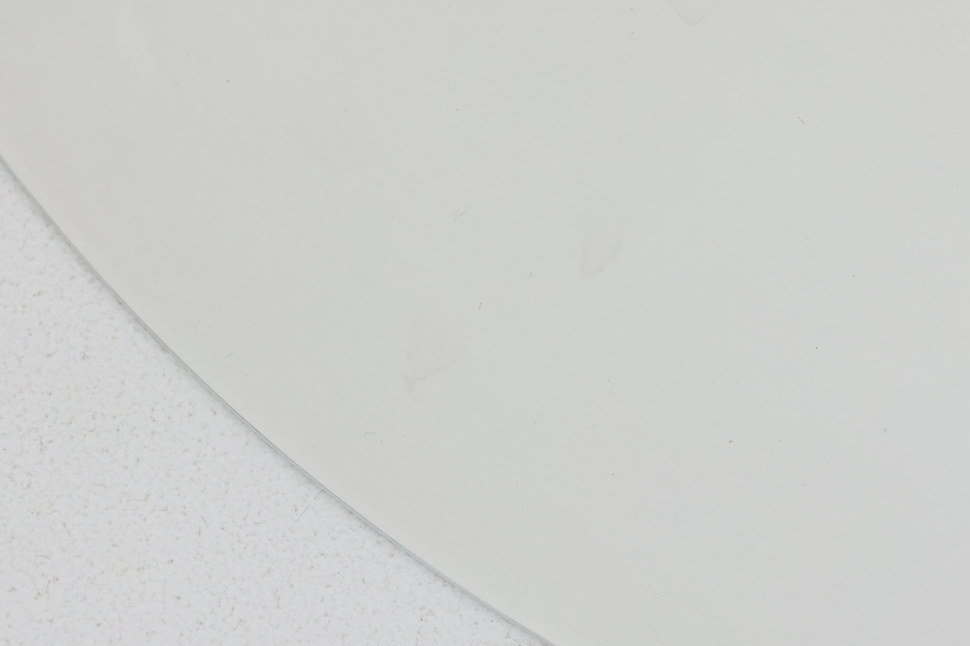 1967年にClaus Bonderup &amp; Torsten Thorupによってデザインされた名作照明「Semi pendant lamp」です。一枚のアルミ板を絞り出す高度な技術によって美しいラインは形成されています。