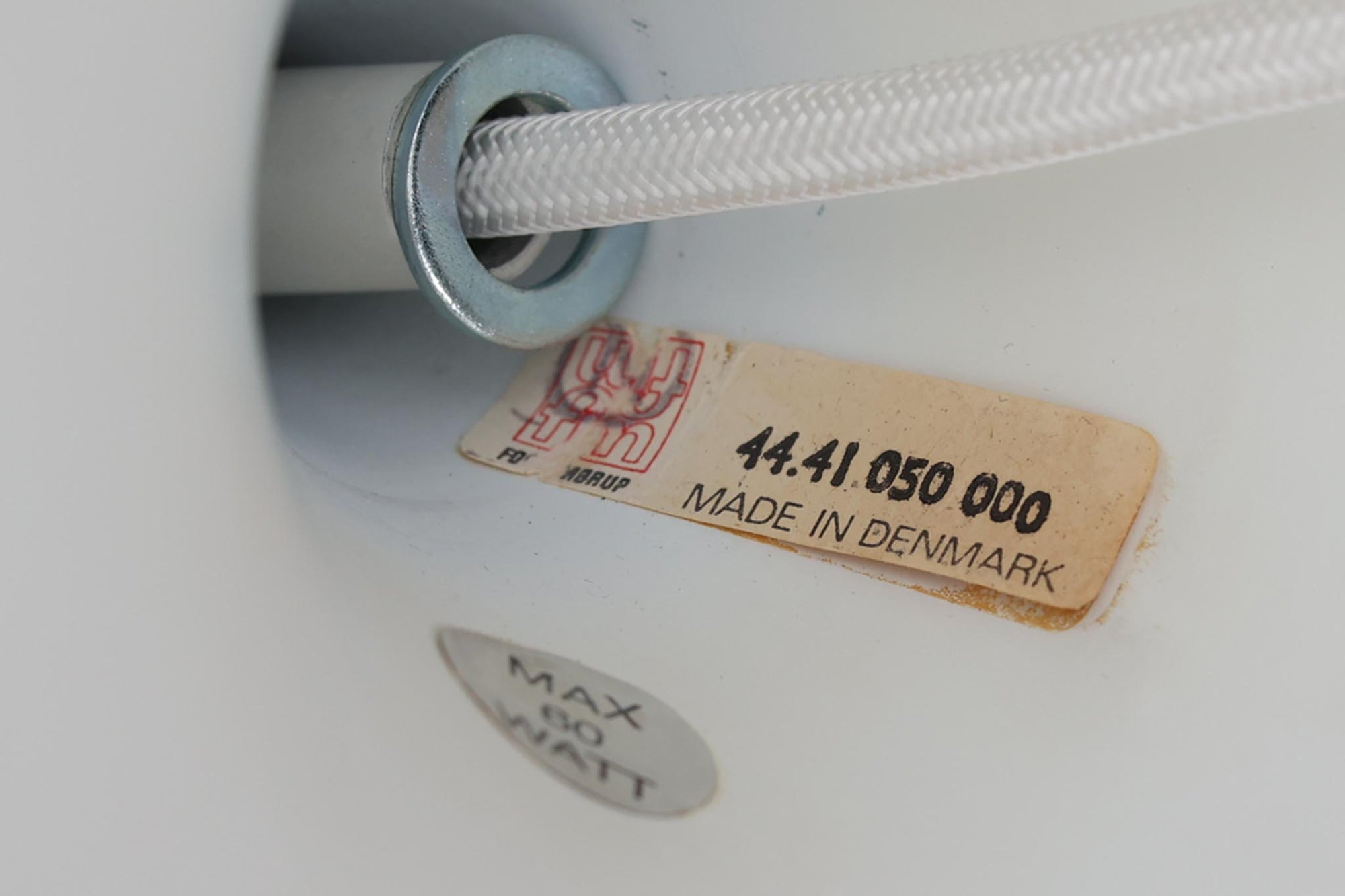 1967年にClaus Bonderup &amp; Torsten Thorupによってデザインされた名作照明「Semi pendant lamp」です。一枚のアルミ板を絞り出す高度な技術によって美しいラインは形成されています。