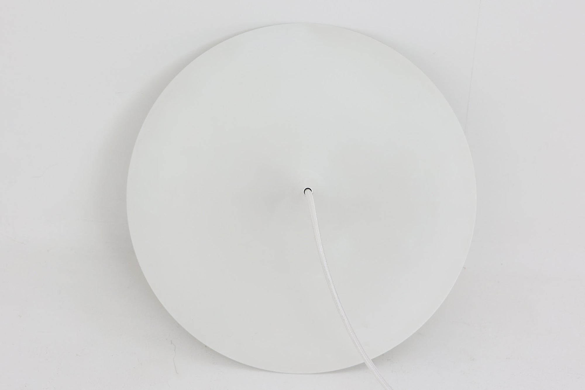 1967年にClaus Bonderup &amp; Torsten Thorupによってデザインされた名作照明「Semi pendant lamp」です。一枚のアルミ板を絞り出す高度な技術によって美しいラインは形成されています。