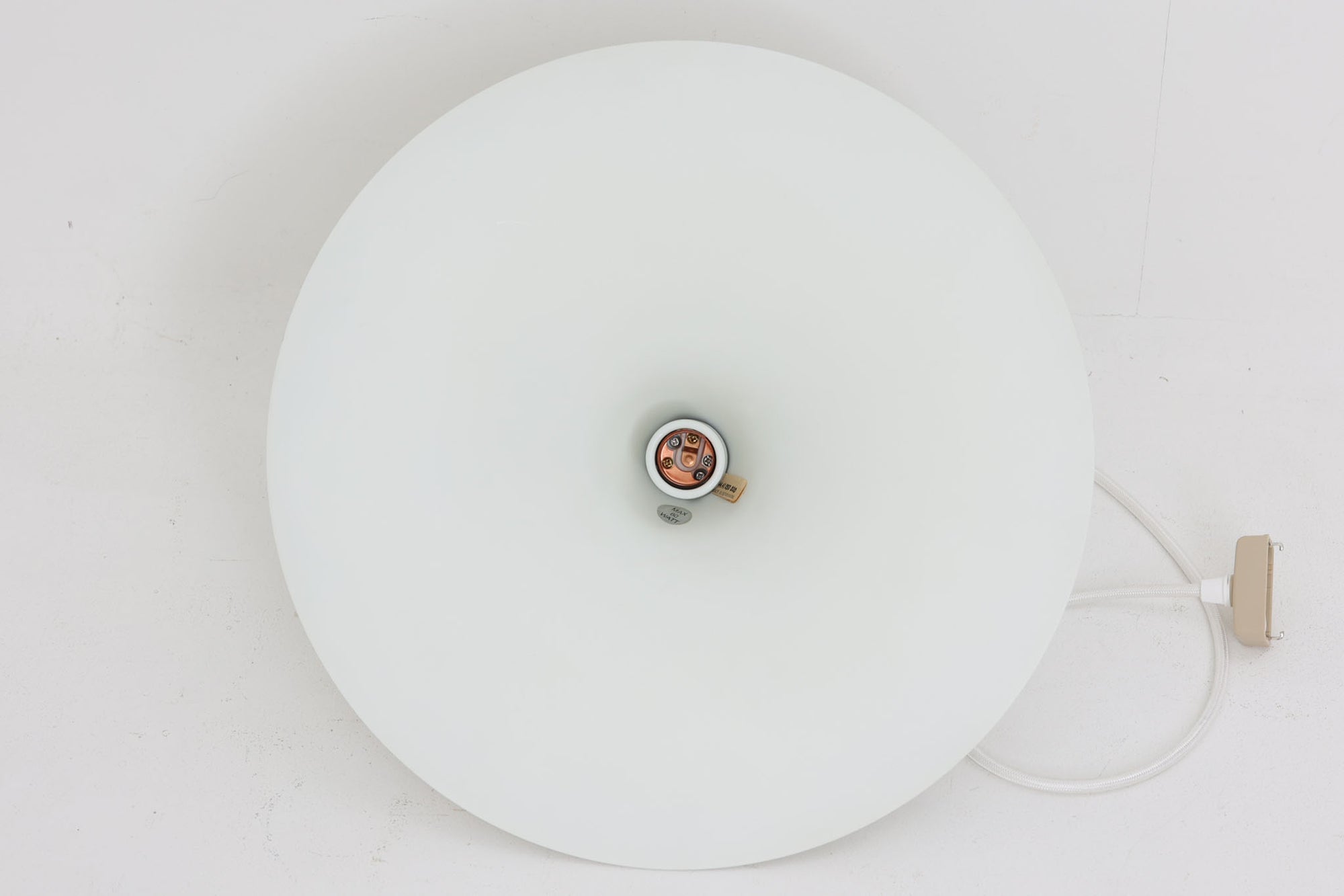 1967年にClaus Bonderup &amp; Torsten Thorupによってデザインされた名作照明「Semi pendant lamp」です。一枚のアルミ板を絞り出す高度な技術によって美しいラインは形成されています。