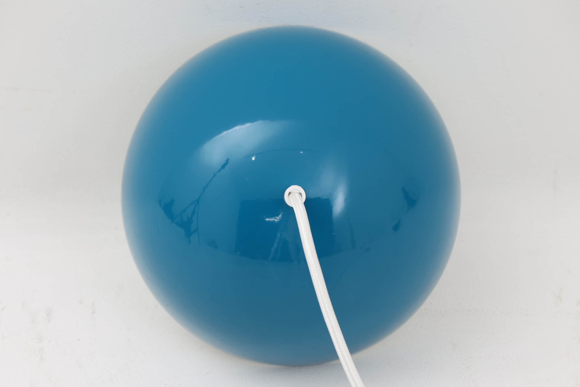 "ヴェルナー・パントン"によってデザインされた、「FlowerPot」ペンダントライトです。Louis Poulsen社で製作された初期モデルです。現在は&amp;Tradition社にて製作されていますが、サイズと素材が異なります。サイズは現行品より小ぶりで、素材は琺瑯が使用されています。