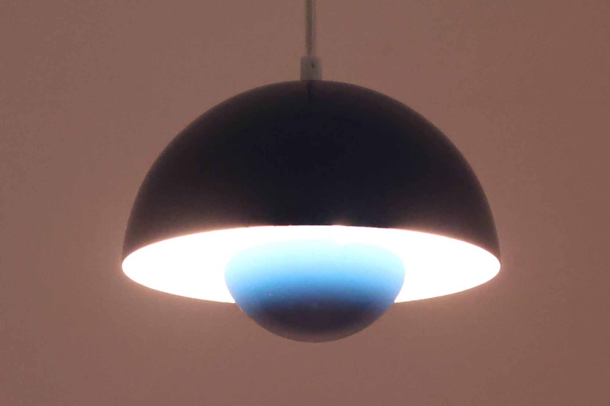 "ヴェルナー・パントン"によってデザインされた、「FlowerPot」ペンダントライトです。Louis Poulsen社で製作された初期モデルです。現在は&amp;Tradition社にて製作されていますが、サイズと素材が異なります。サイズは現行品より小ぶりで、素材は琺瑯が使用されています。