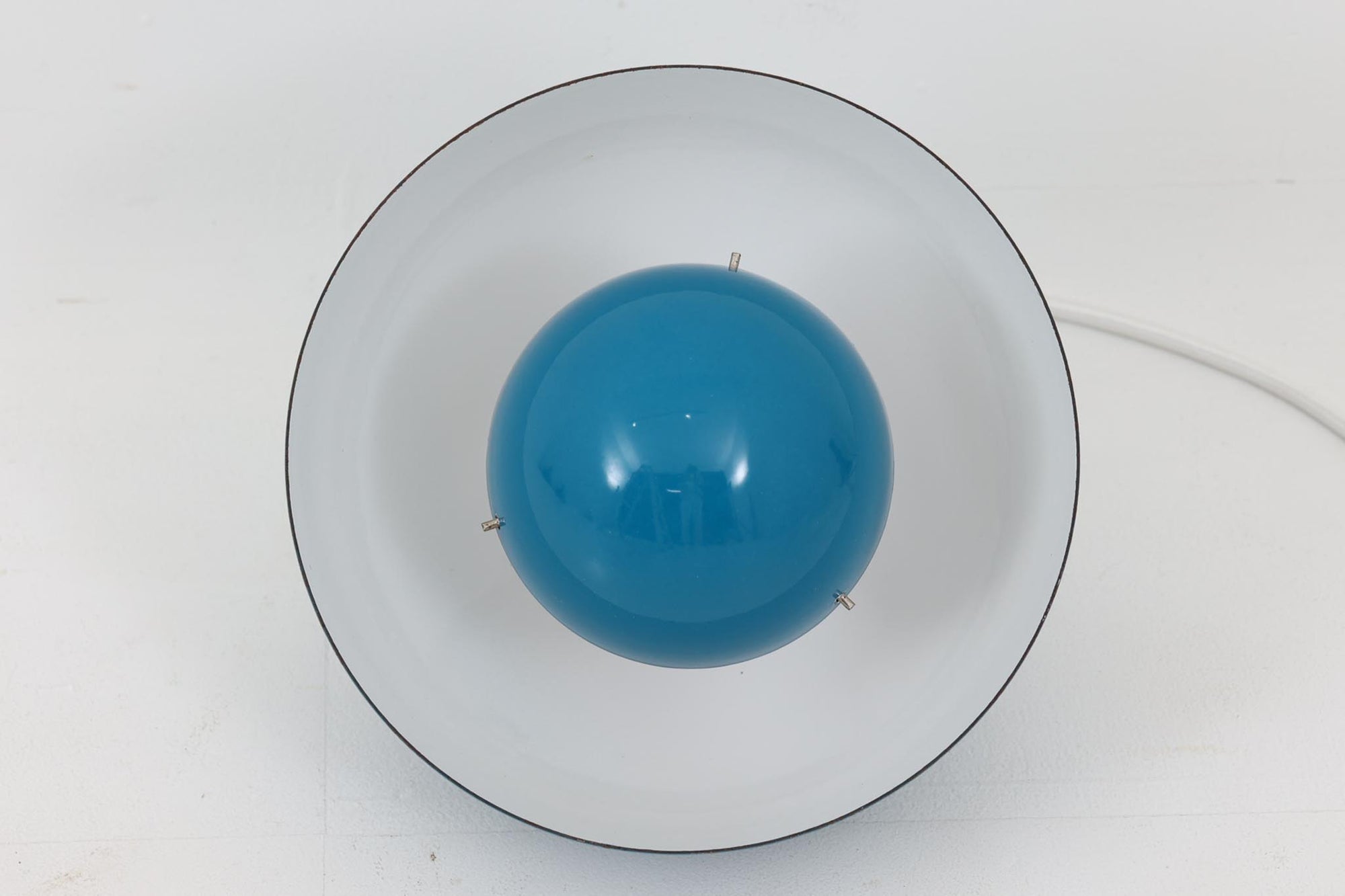 "ヴェルナー・パントン"によってデザインされた、「FlowerPot」ペンダントライトです。Louis Poulsen社で製作された初期モデルです。現在は&amp;Tradition社にて製作されていますが、サイズと素材が異なります。サイズは現行品より小ぶりで、素材は琺瑯が使用されています。