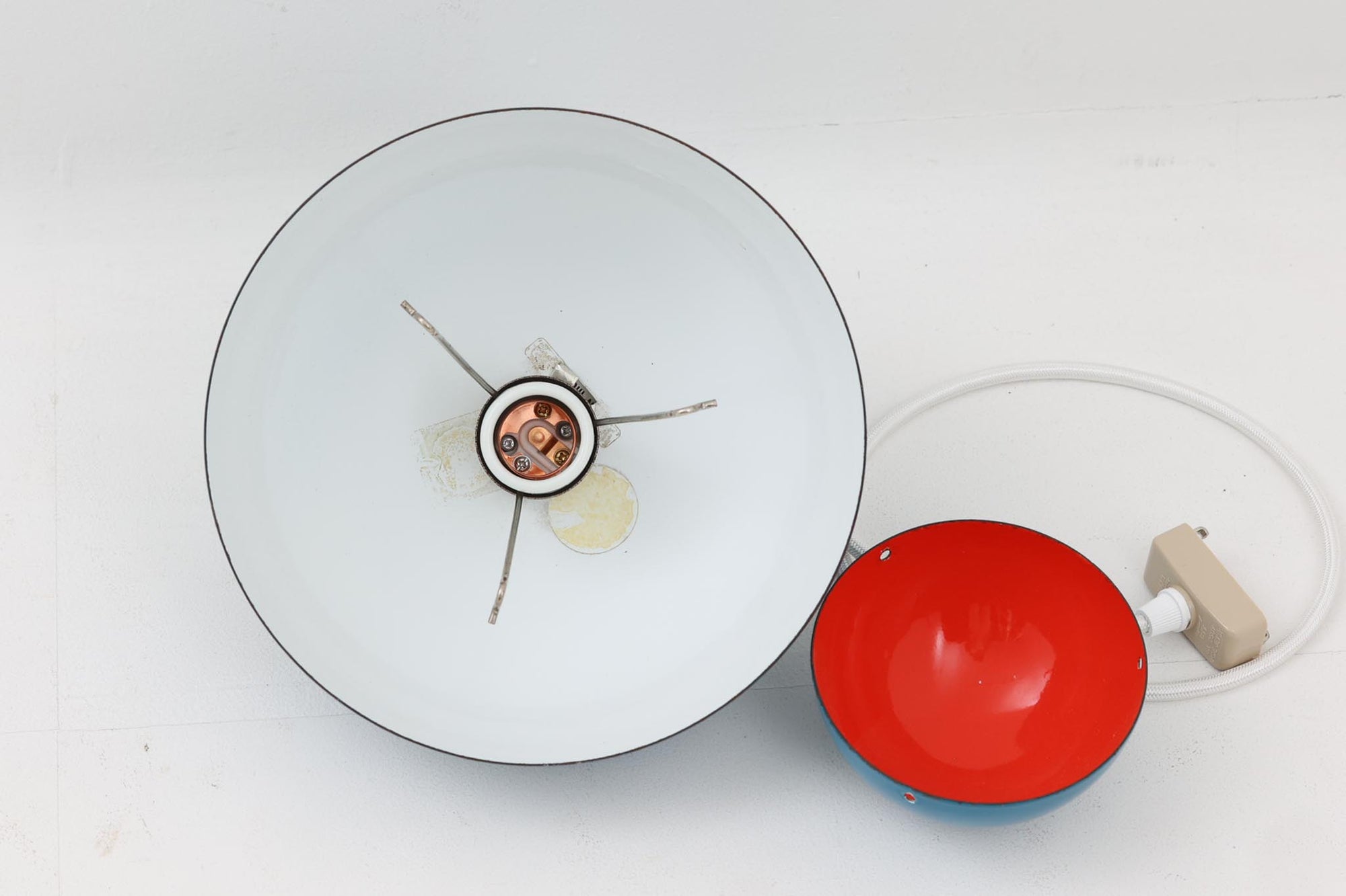 "ヴェルナー・パントン"によってデザインされた、「FlowerPot」ペンダントライトです。Louis Poulsen社で製作された初期モデルです。現在は&amp;Tradition社にて製作されていますが、サイズと素材が異なります。サイズは現行品より小ぶりで、素材は琺瑯が使用されています。