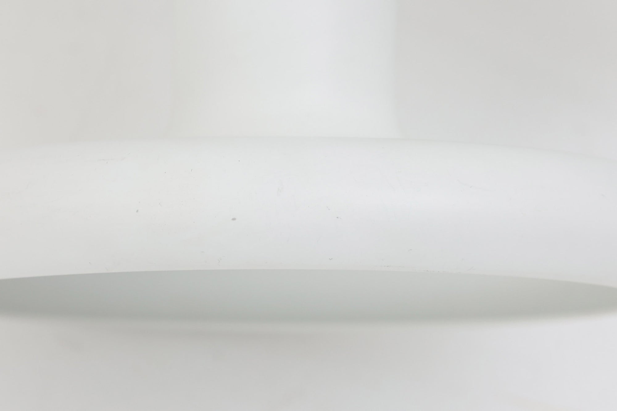 北欧より買い付けました。Optimaは、Hans Dueによってデザインされた照明で、1970年代特有のスペースエイジの雰囲気が漂う小ぶりでシンプルなフォルムが特徴です。