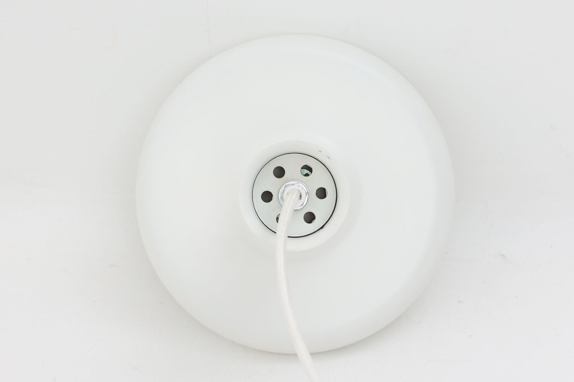 北欧より買い付けました。Optimaは、Hans Dueによってデザインされた照明で、1970年代特有のスペースエイジの雰囲気が漂う小ぶりでシンプルなフォルムが特徴です。